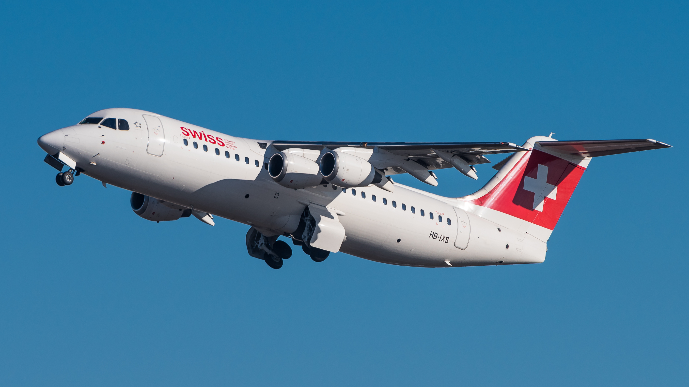 Swiss British Aerospace Avro 146-RJ100 HB-IXS MUC 2015 01 (ritaglio)