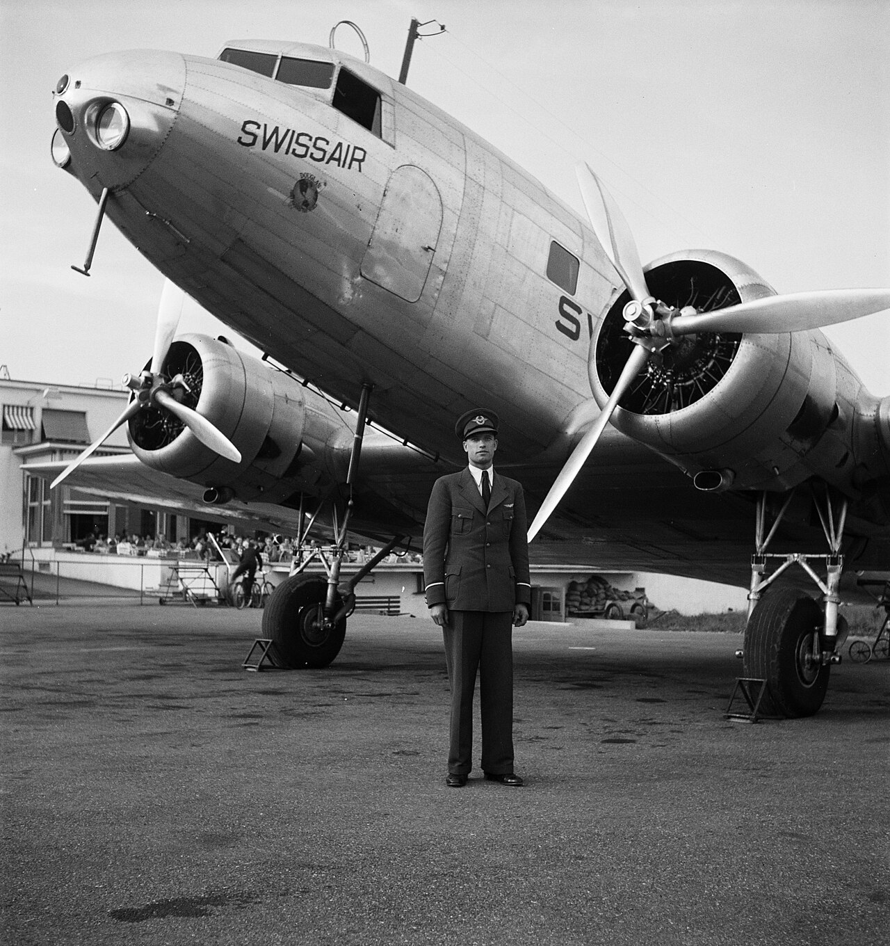 Swissair Linienpilot Hans Ernst vor einer Douglas DC-2 in Dübendorf