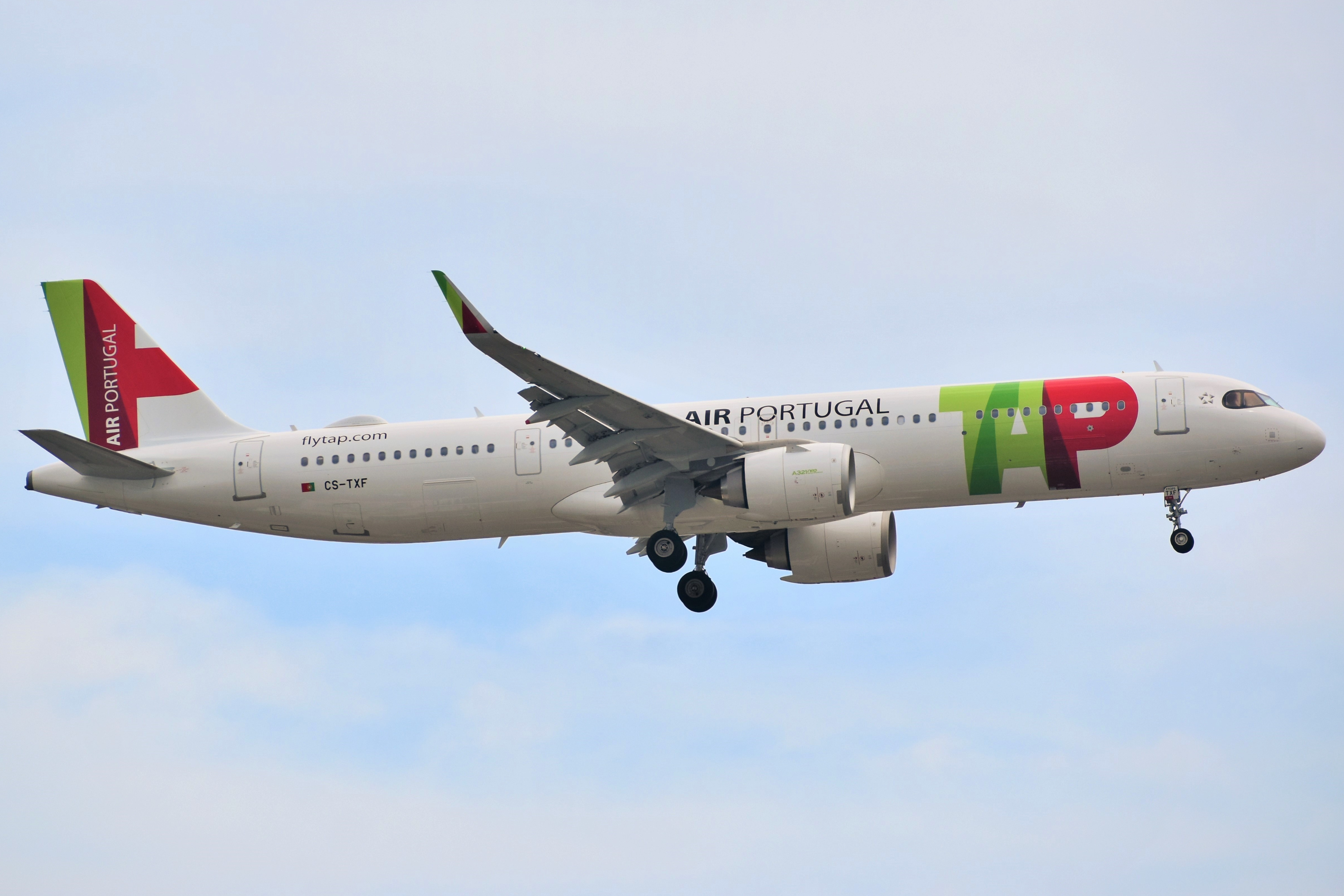 TAP Air Portugal Airbus A321-251NX (A321LR) CS TXF approaching EWR Airport