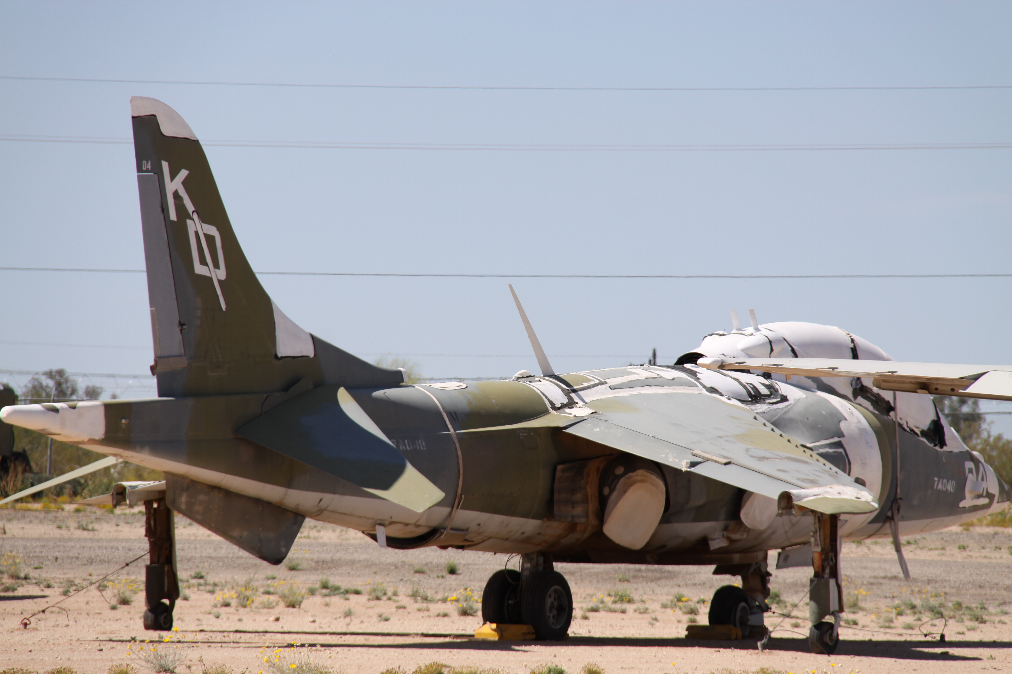 TAV-8A Harrier «KD-04» (marcas de la VMAT-203) en el Pima Air & Space Museum
