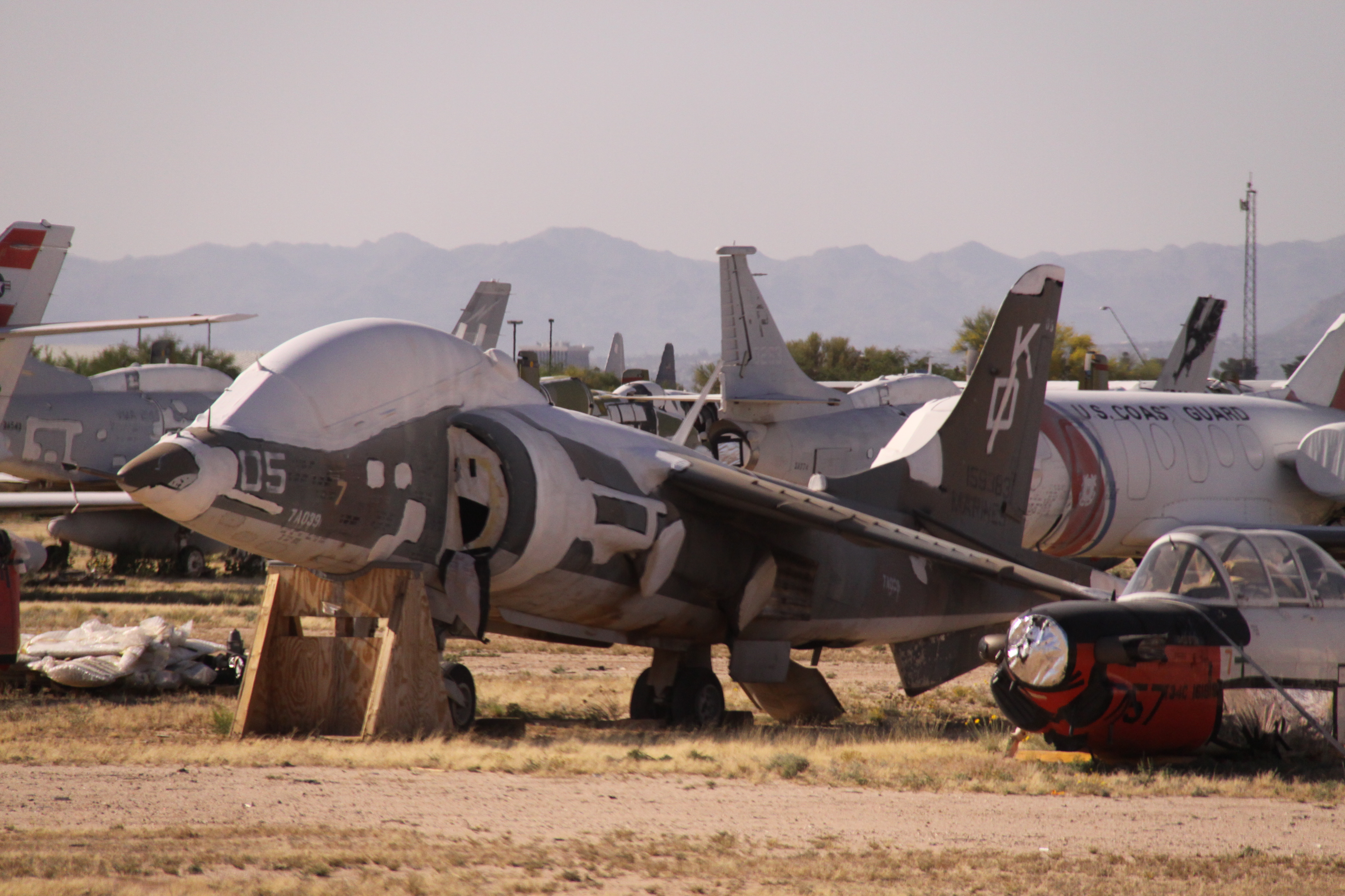 TAV-8A Harrier 159383 (US Marines) en la base de Davis-Monthan
