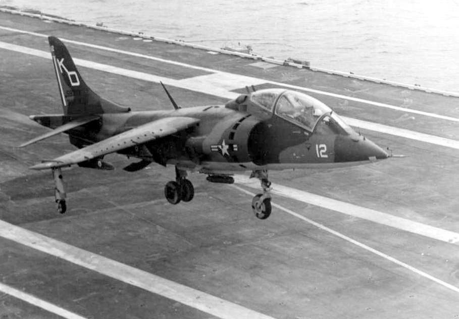 TAV-8A atterrissant sur l'USS Roosevelt, 1976