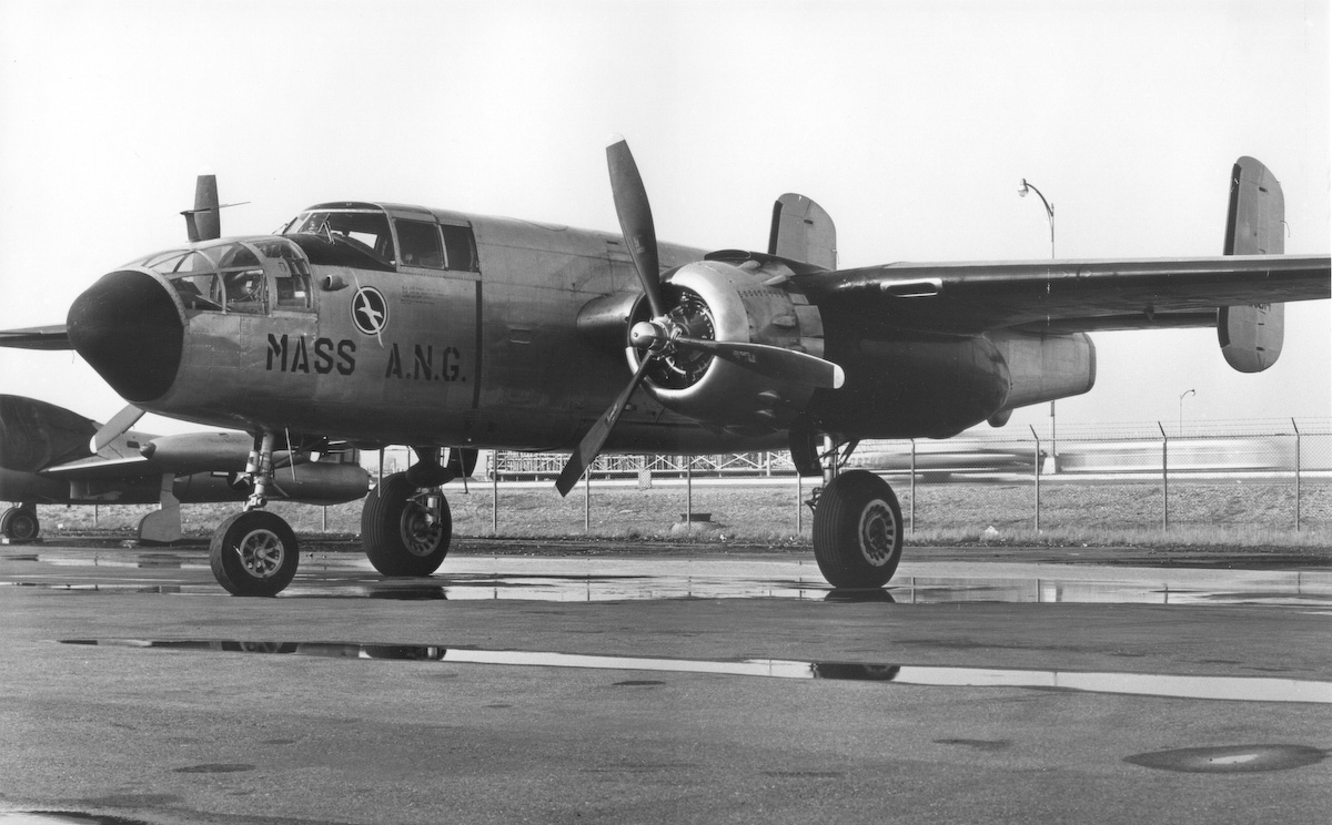 TB-25K Mitchell dell'ANG del Massachusetts, parcheggiato