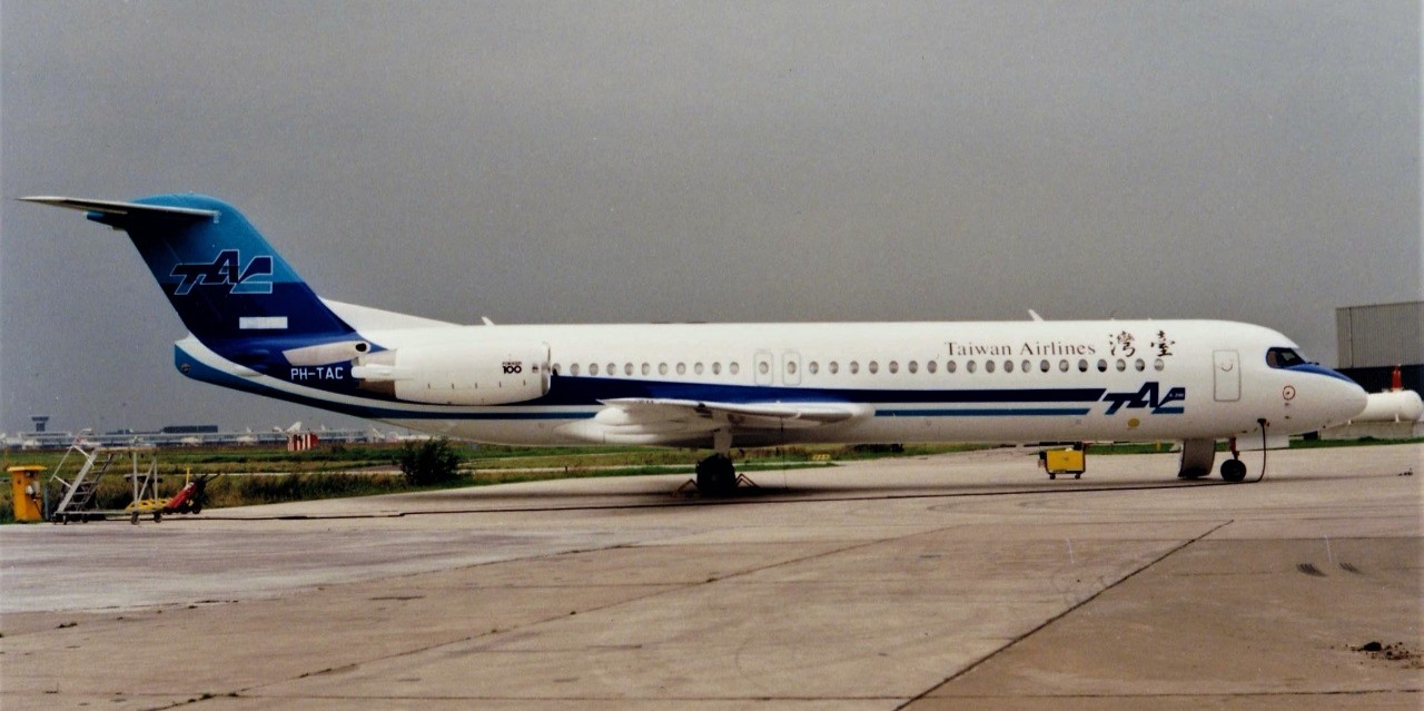 Taiwan Airlines Fokker 100 PH TAC