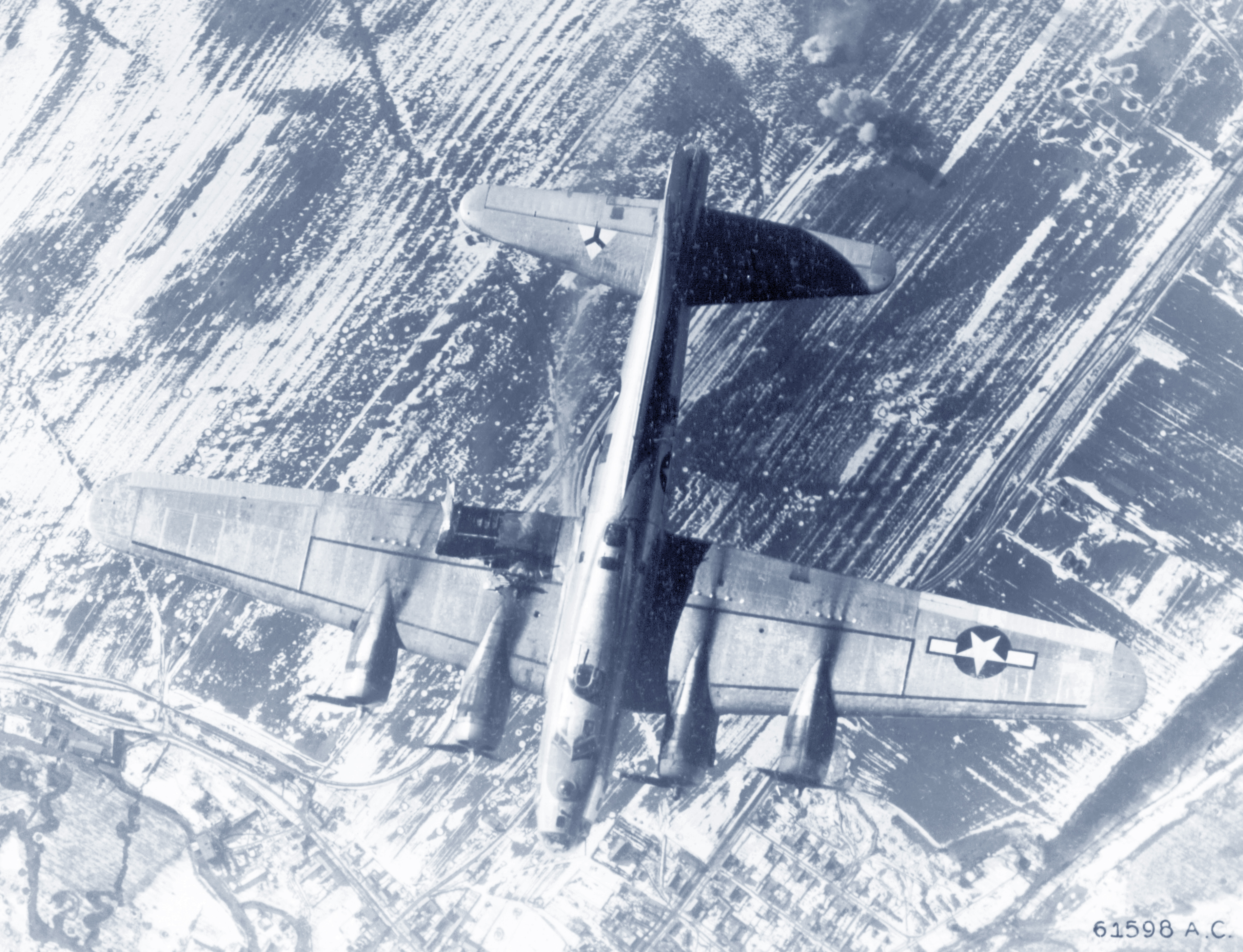 Cible 15AF : un B-17G Fortress du 97BG touché à l'aile droite au-dessus de Vienne, Autriche, le 13 février 1945