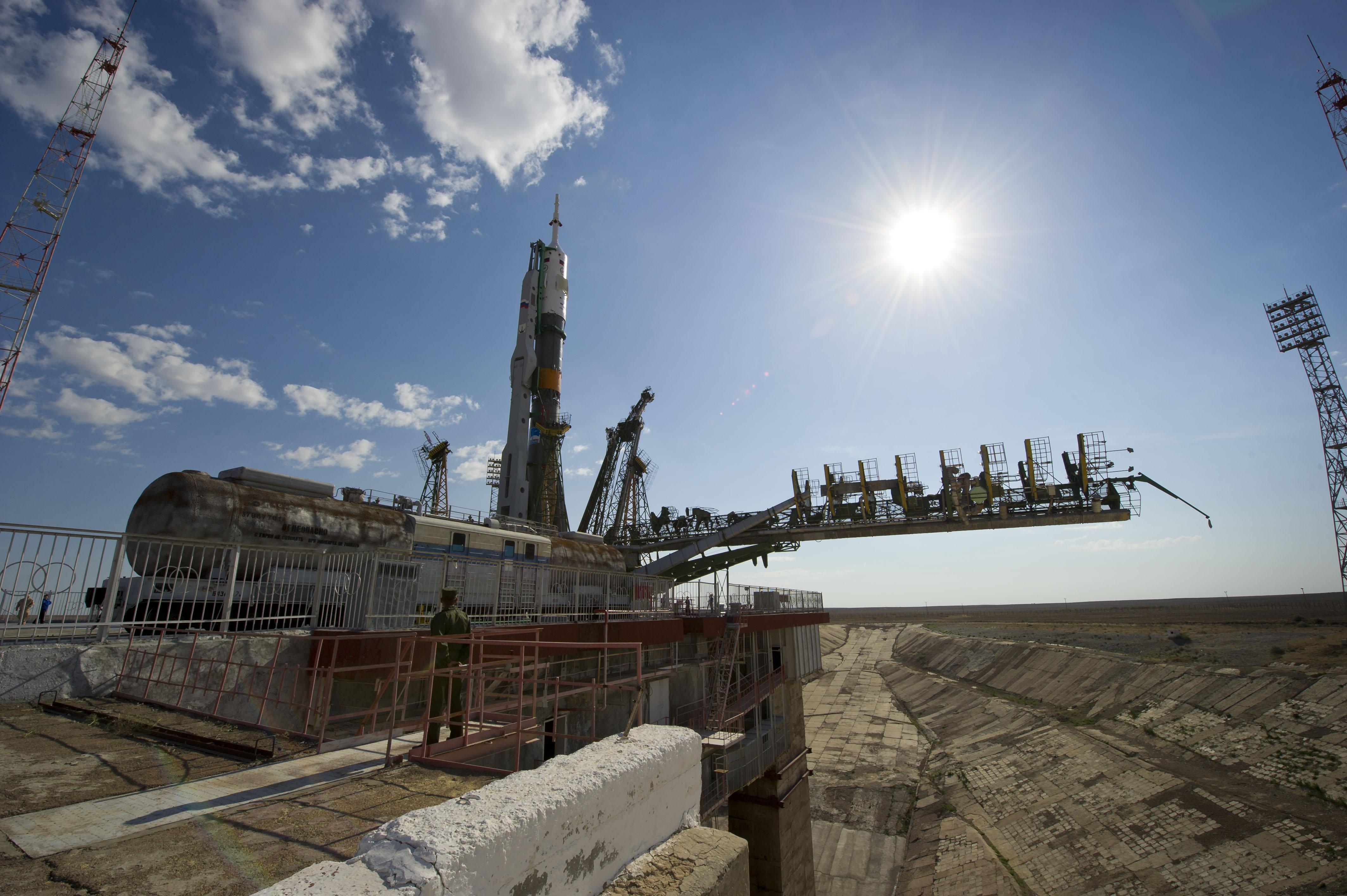 Das Fahrzeug Soyuz TMA-02M auf der Startrampe von Baikonur
