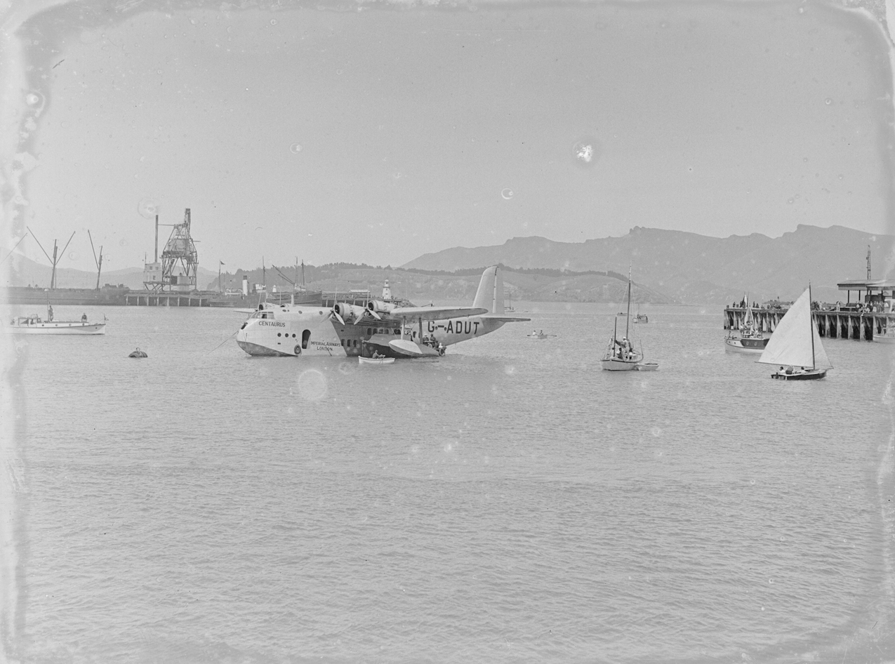El hidroavión CENTAURUS en el agua de un puerto (AM 77474-1)