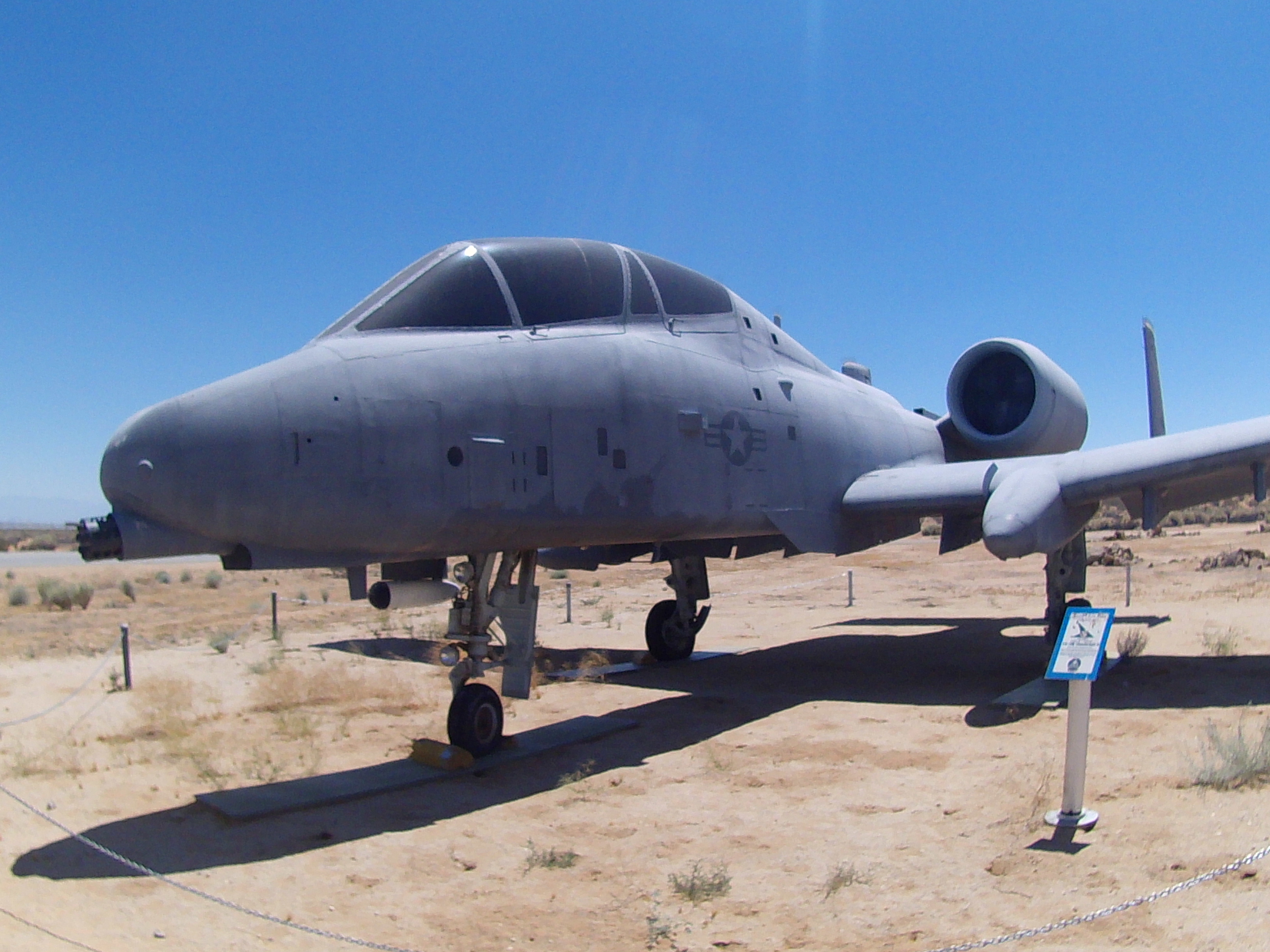 El único YA-10B Night/Adverse Weather (73-1664) conservado en el Air Force Flight Test Museum, Base Aérea Edwards