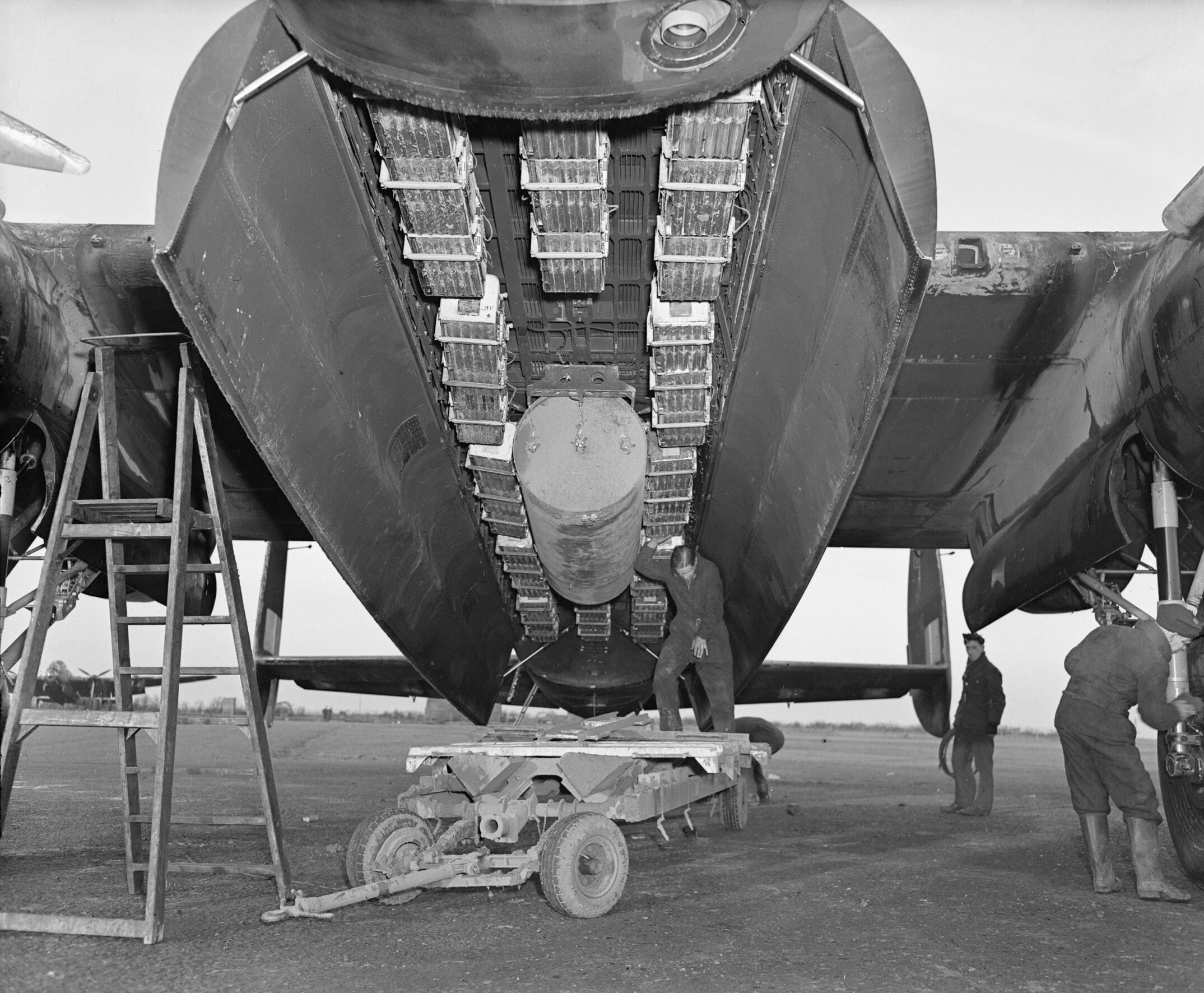 Il carico abituale per il bombardamento d'area — una «cookie» e bombe incendiarie — nel vano di un Lancaster dello Squadrone 57