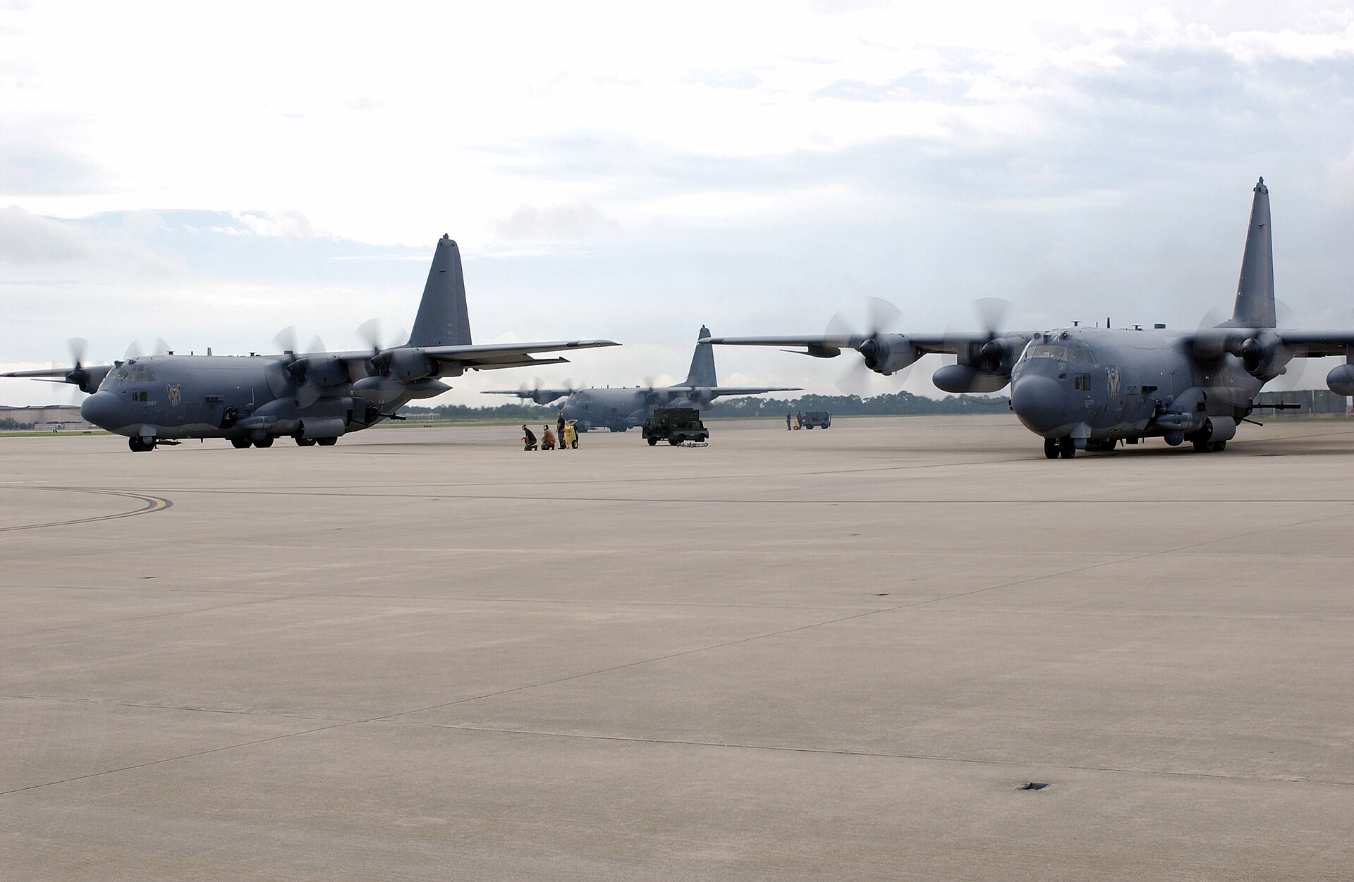 Tre aerei da attacco AC-130H Hercules Spectre dell'aeronautica statunitense rullano sulla pista ed evacuano Hurlburt Field, Florida, verso Fort Campbell, Kentucky, per l'imminente arrivo dell'uragano Ivan, a sett. - DPLA - 314ab0cc5c80e7d746f890a17d957e22