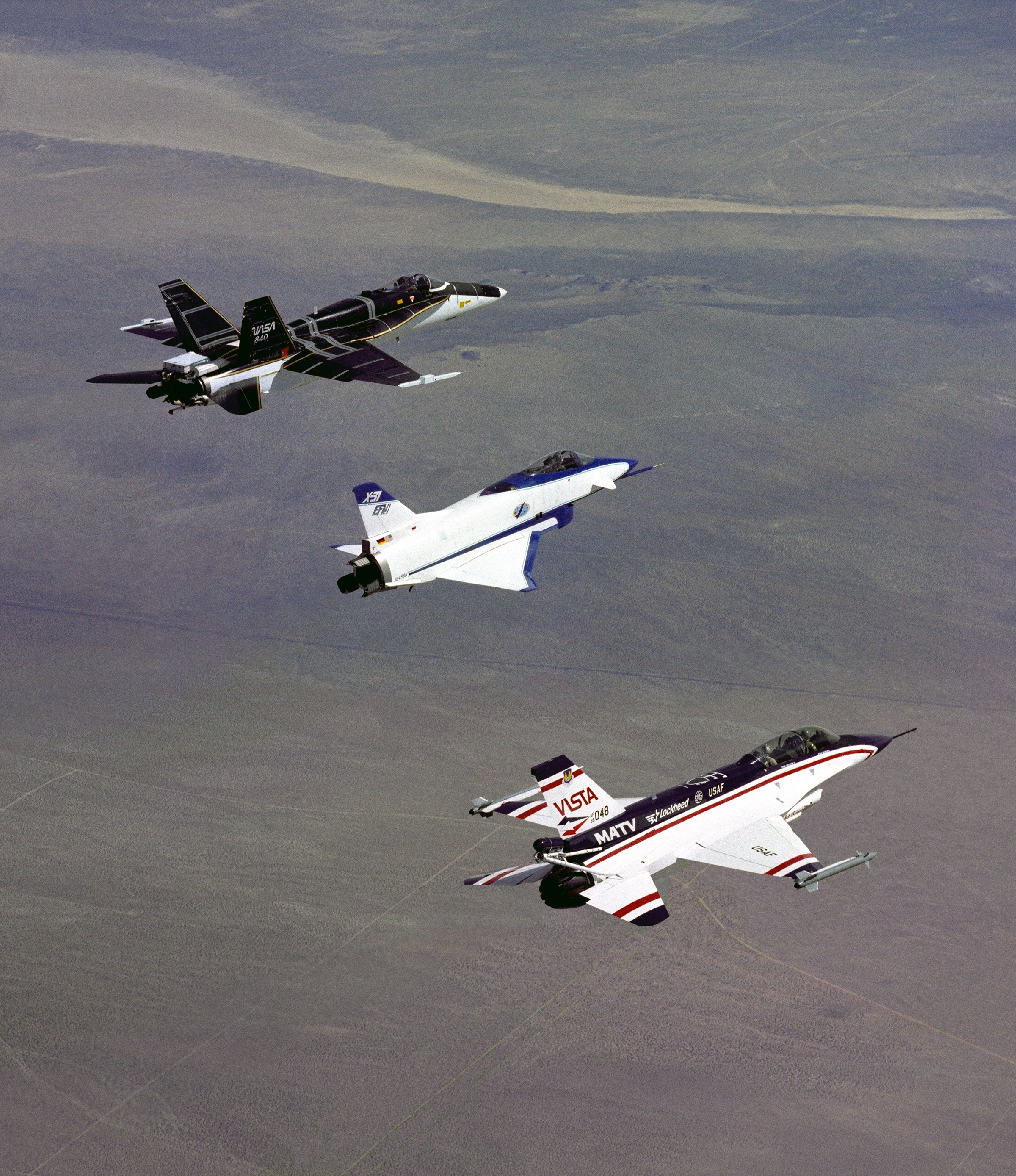 Tres aeronaves con vectorización de empuje, incluida la F-16 MATV