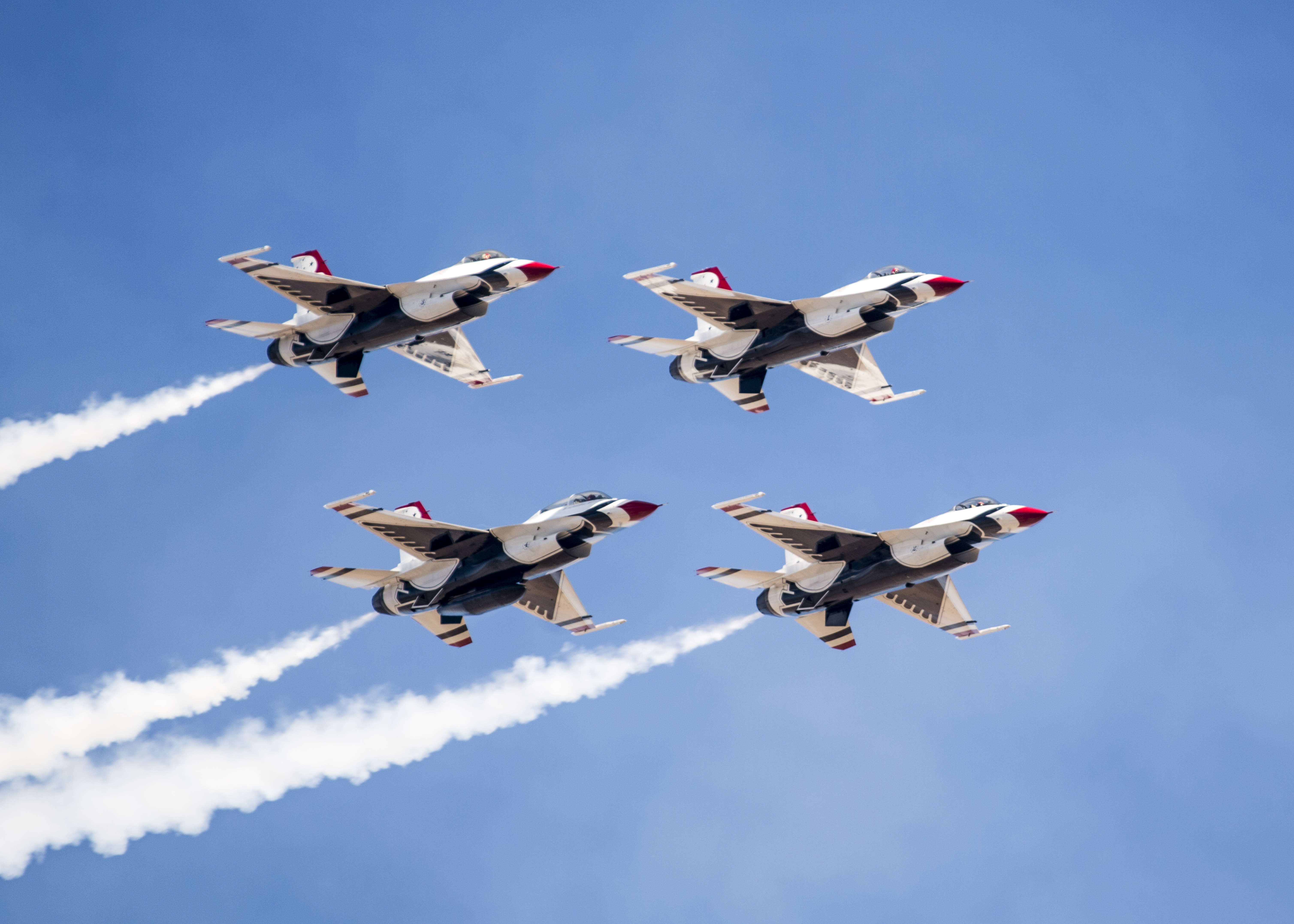 I Thunderbirds si esibiscono al Mather Airshow (California Capital Airshow, 2015)