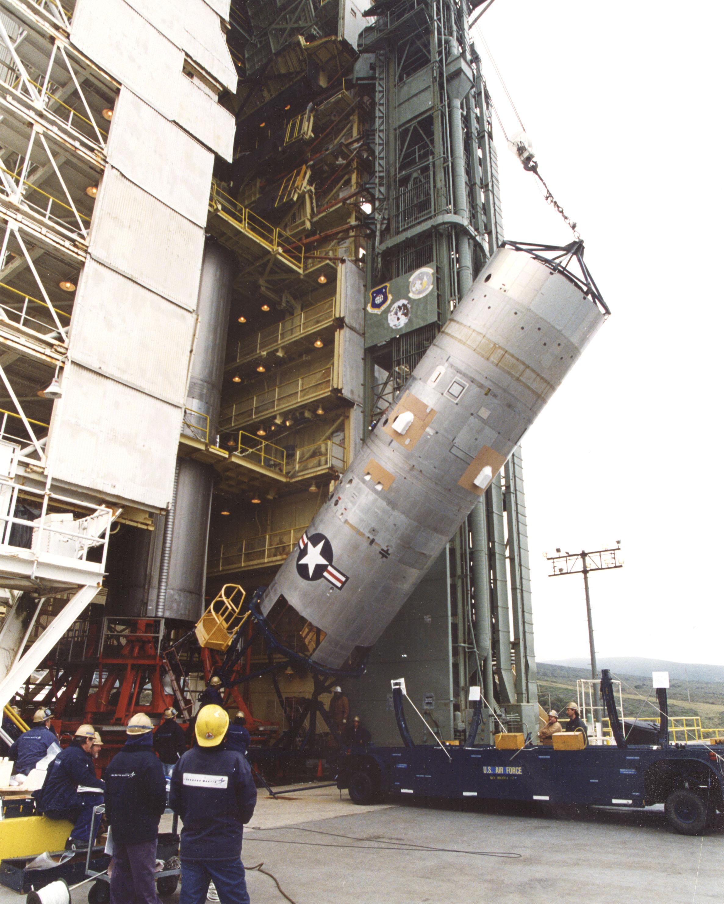 Segunda etapa del Titan 23G izada a la vertical en la base Vandenberg