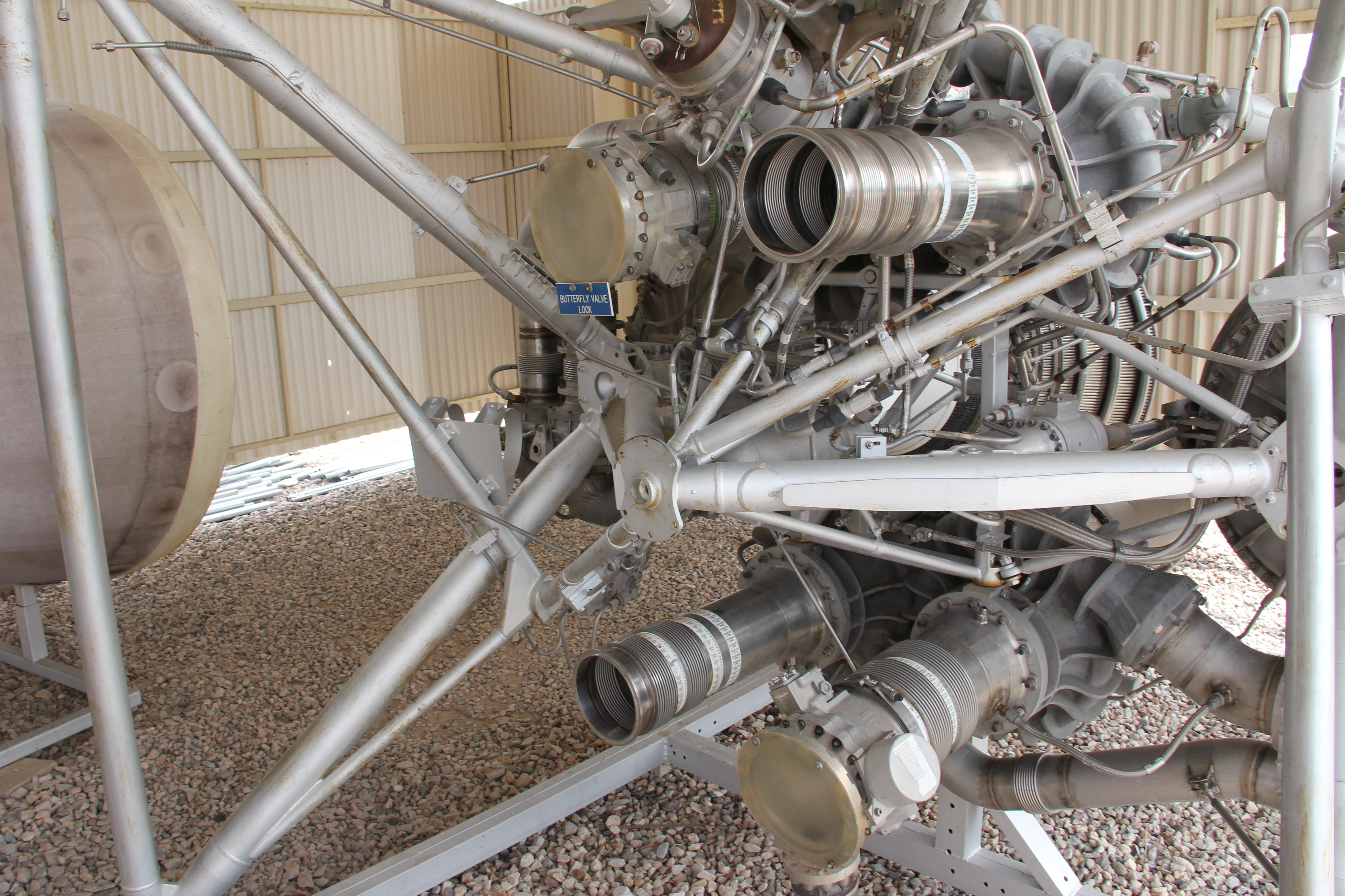 Motor Aerojet del Titan II con el cierre de su válvula de mariposa