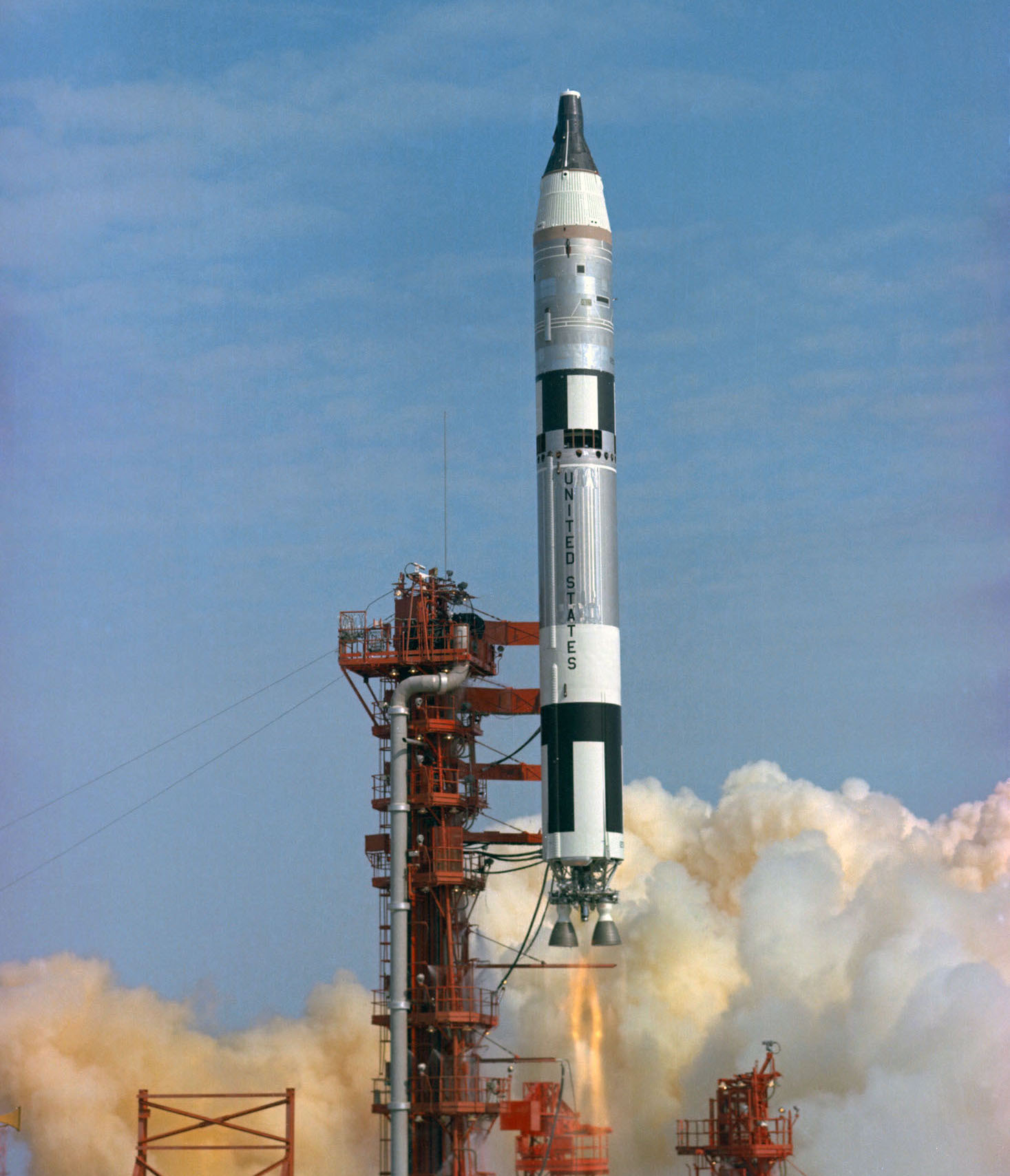 Titan II GLV lanzando el Gemini 3 (Gemini-Titan 3) desde la rampa 19, primer vuelo tripulado del programa Gemini, 23 de marzo de 1965