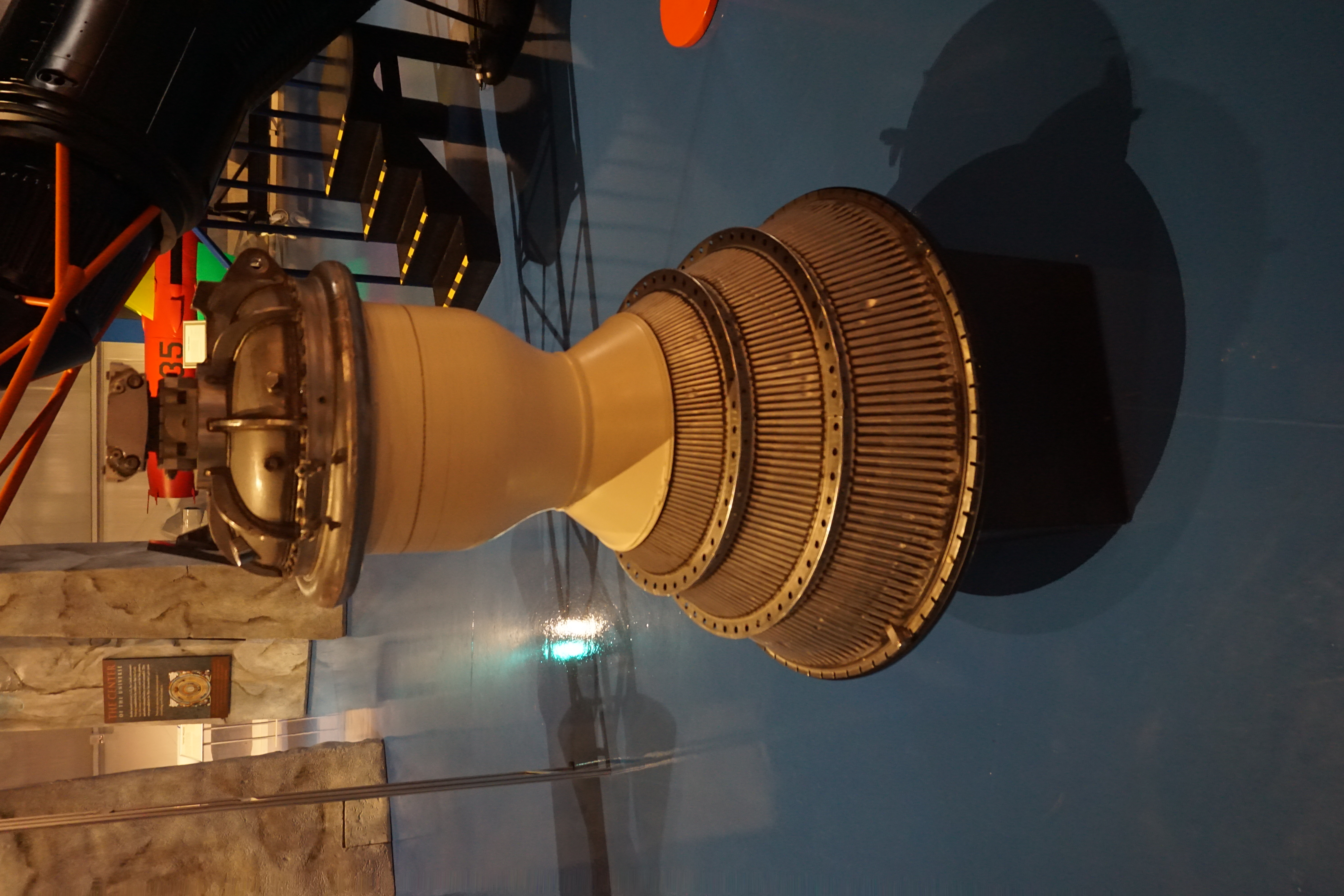 Cámara de combustión del Titan II expuesta en el Air Zoo