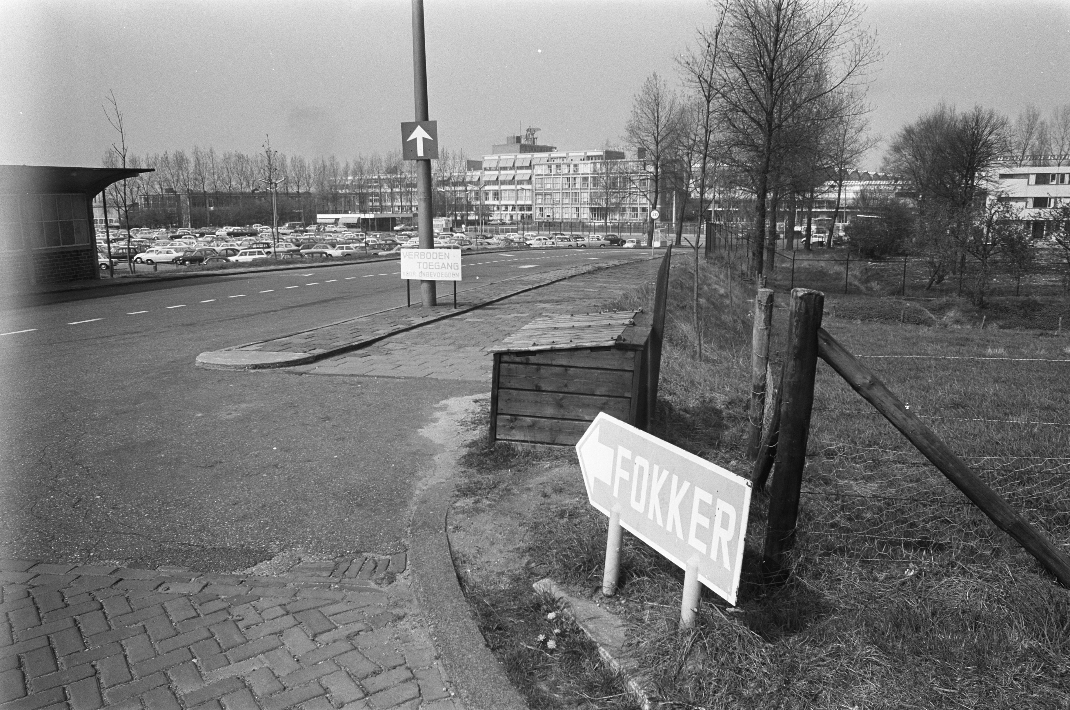 Toegangsweg naar Fokker nabij Schiphol, Bestanddeelnr 925-5466