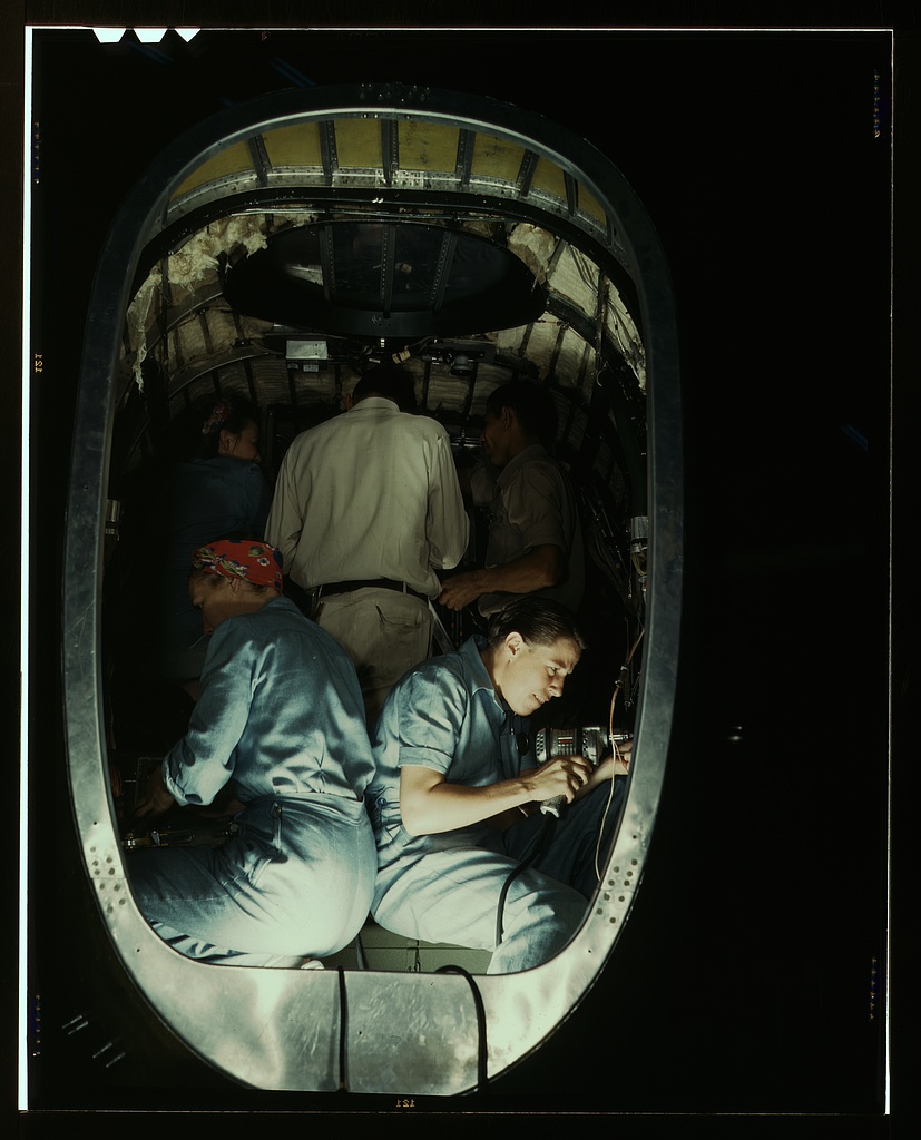 Trabajadora dentro del fuselaje de un B-24 Liberator, Fort Worth