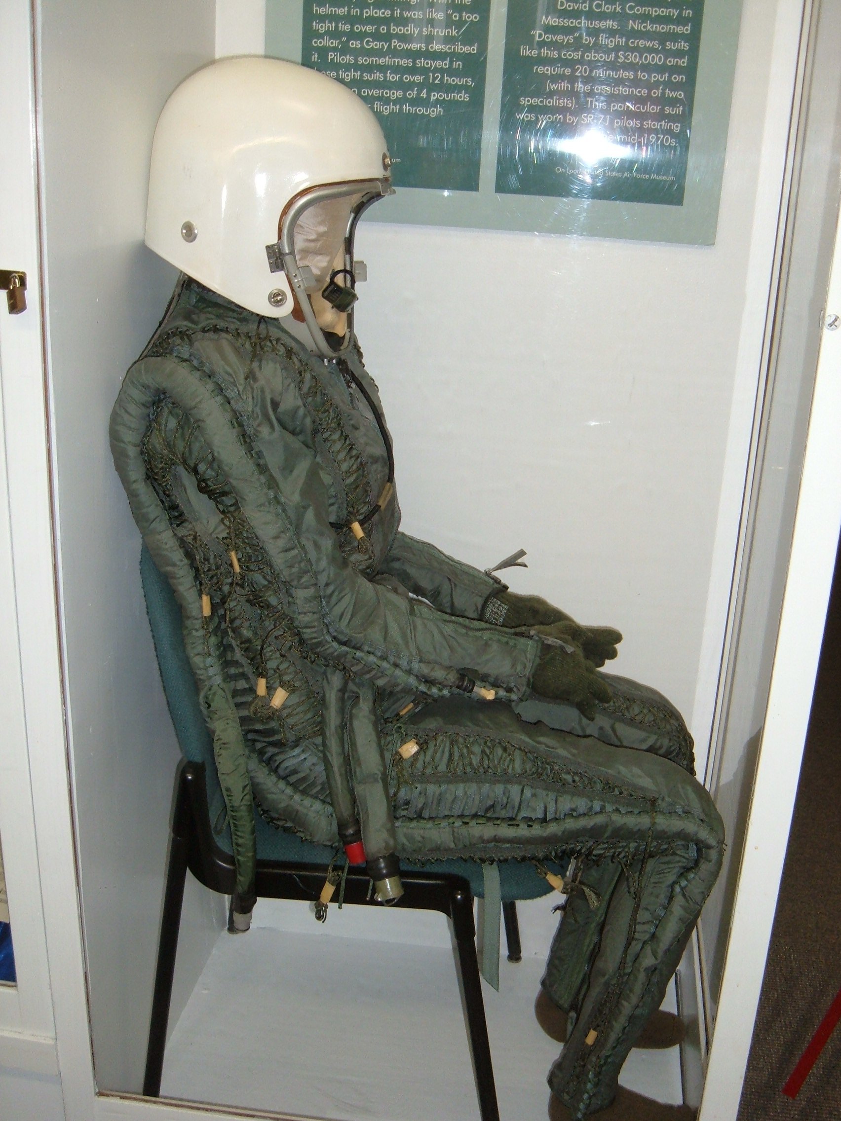 Traje presurizado MC-3 usado por pilotos de U-2 (vista lateral)