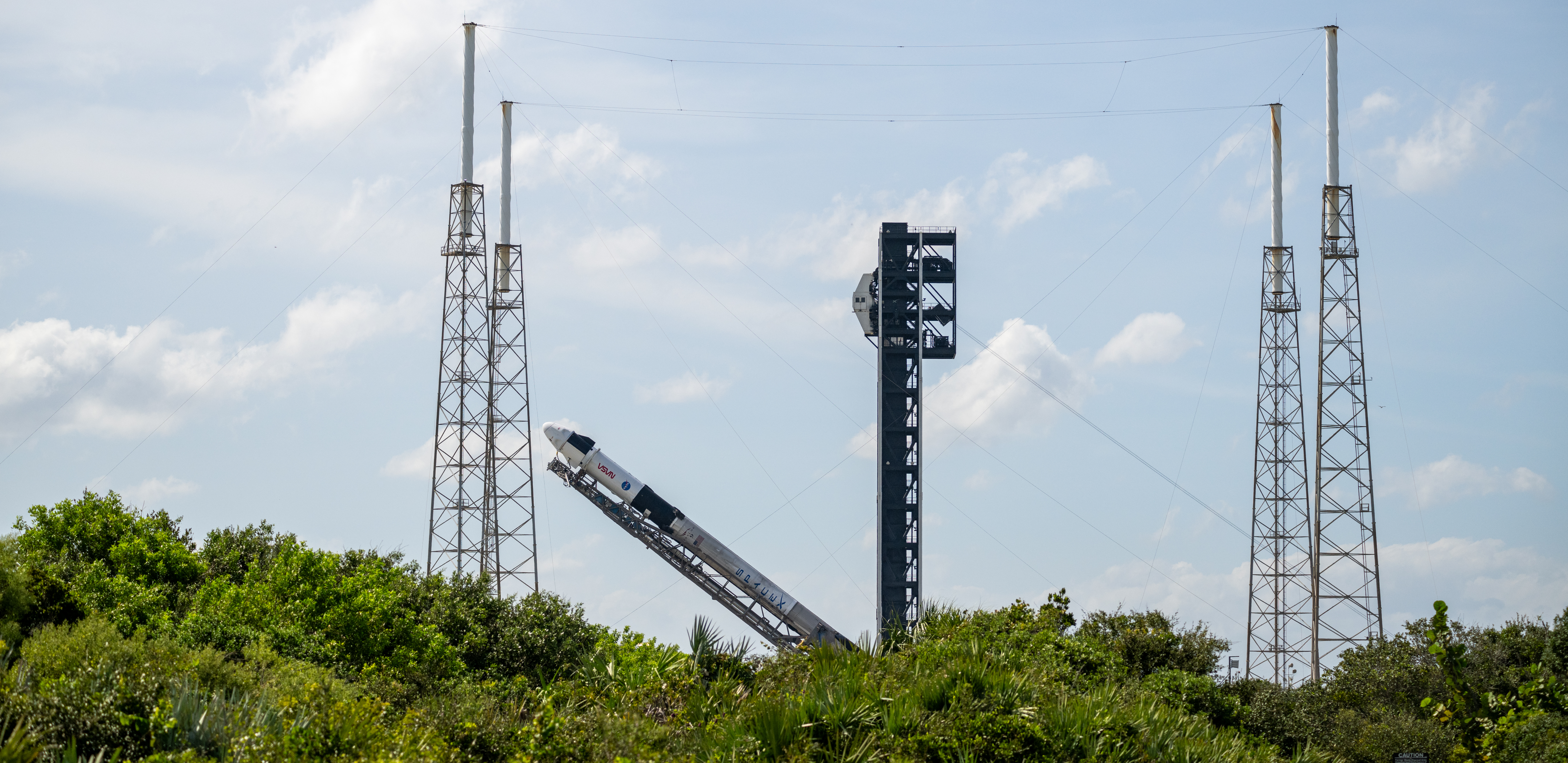 Transporte horizontal (rollout) de un Falcon 9 con Crew Dragon hacia la rampa, misión Crew-9