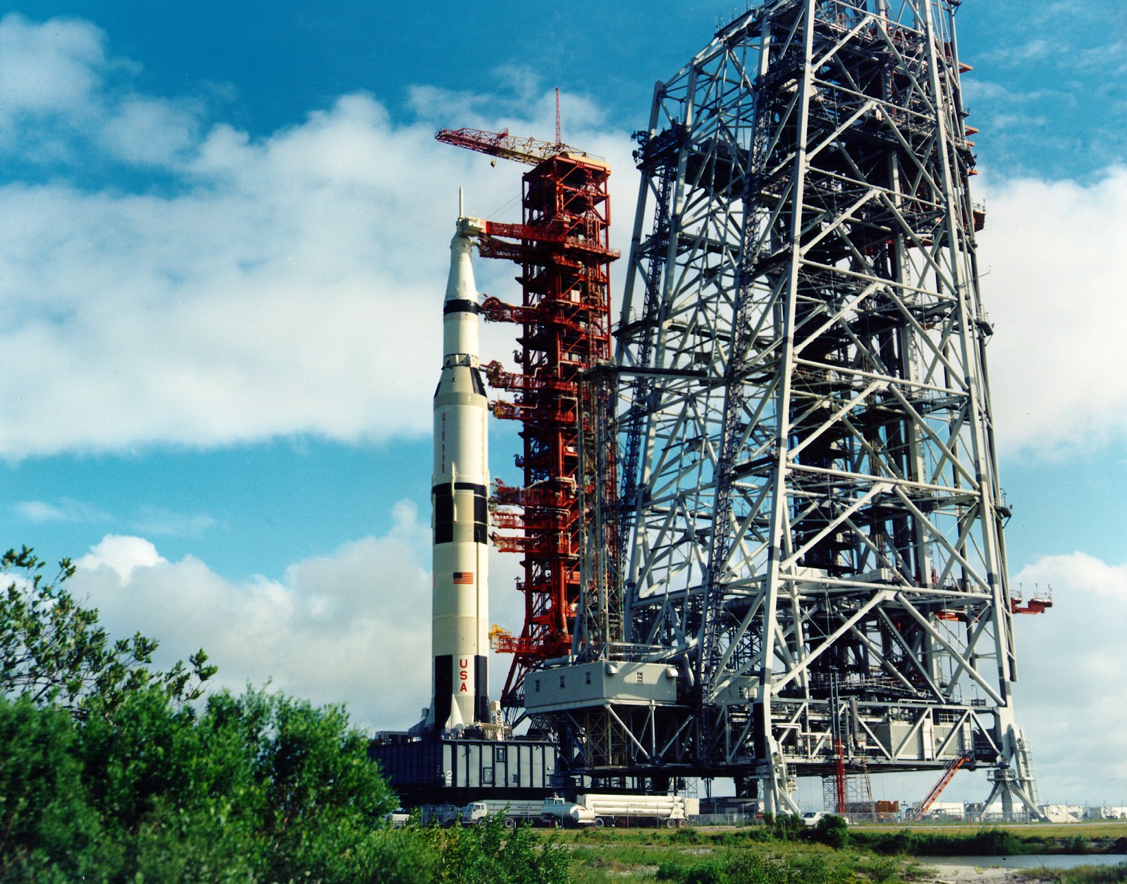 Transporte do Saturno V junto à estrutura móvel de serviço