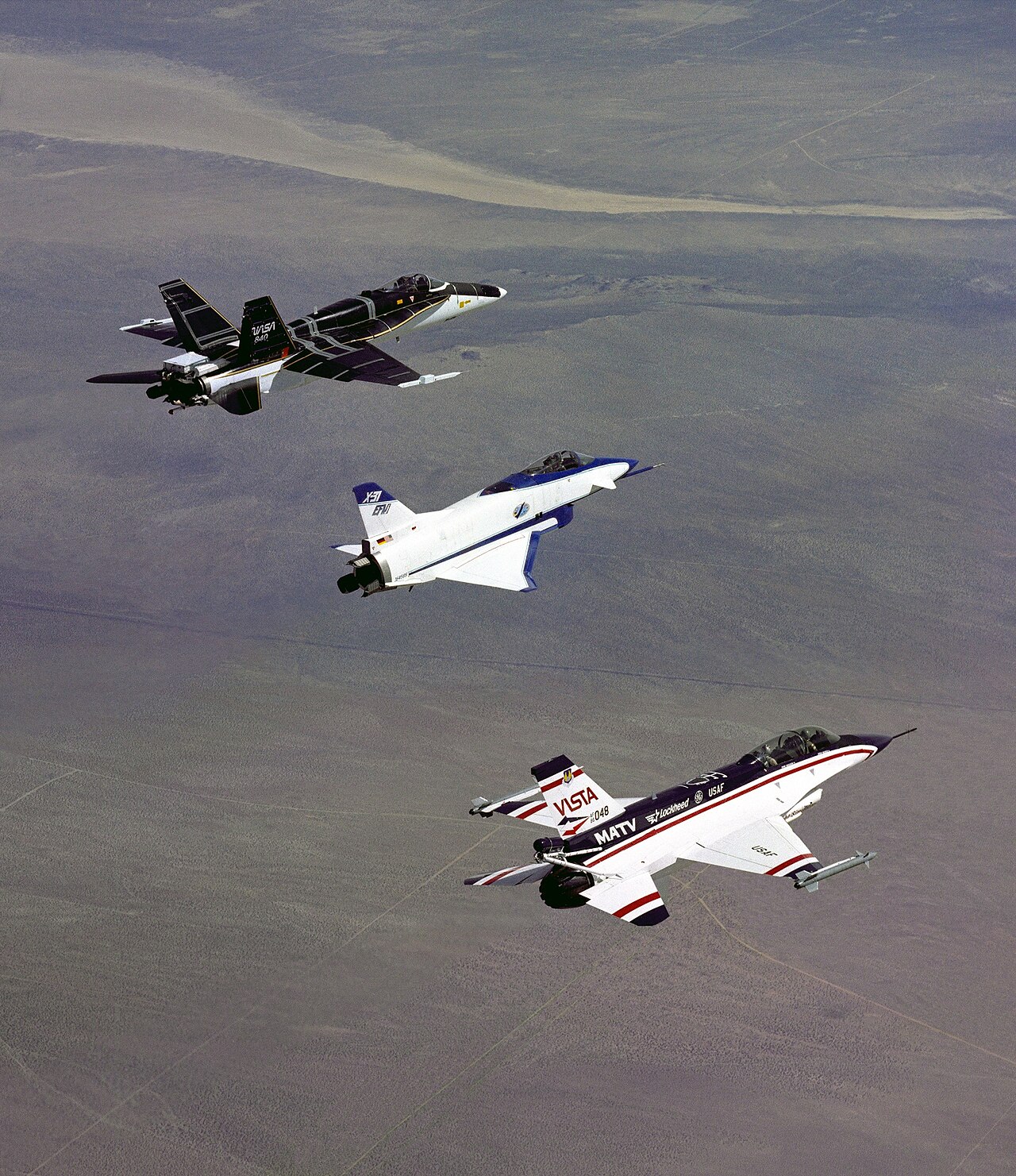 Trois avions à poussée vectorielle, dont le NF-16D VISTA