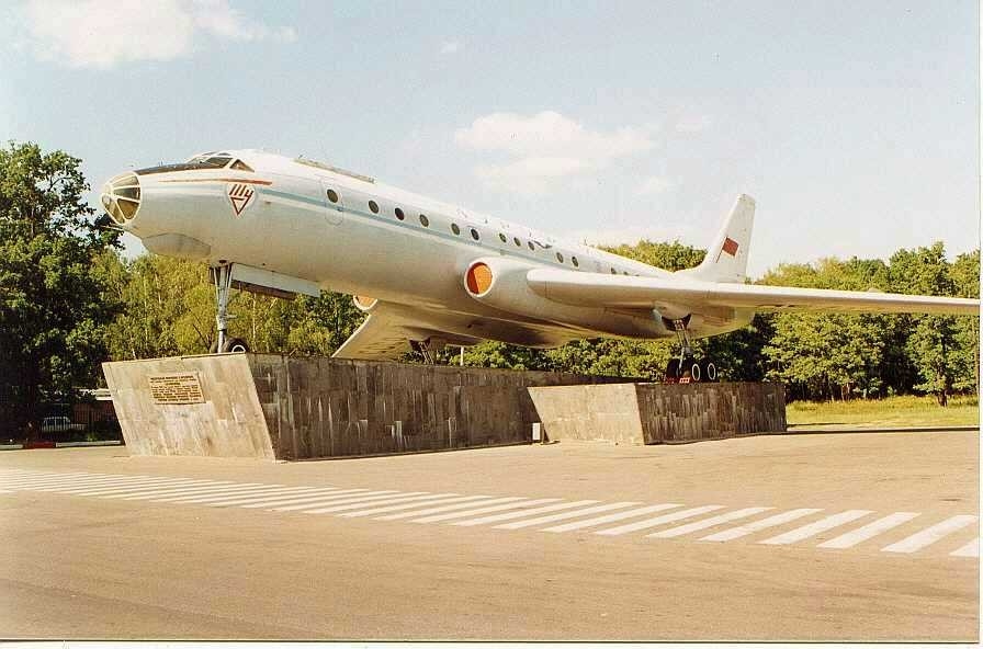 Tu-104B ex CCCP-42450 conservado ante la terminal de Vnukovo