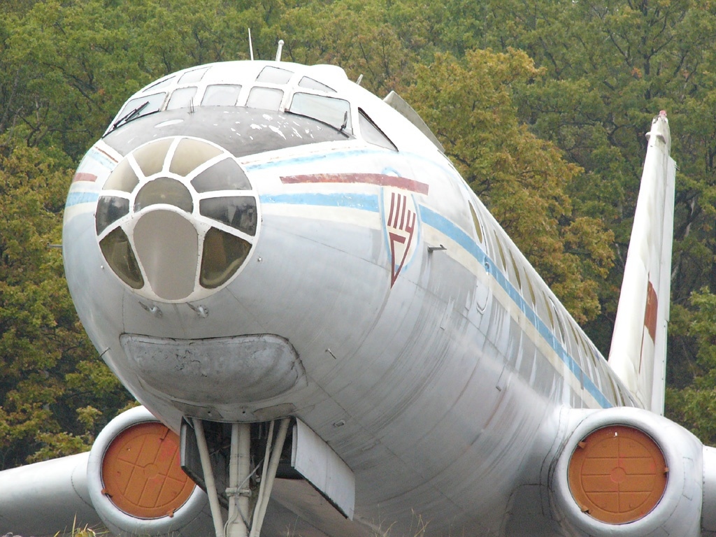 Tu-104B ex CCCP-42450 a Vnukovo