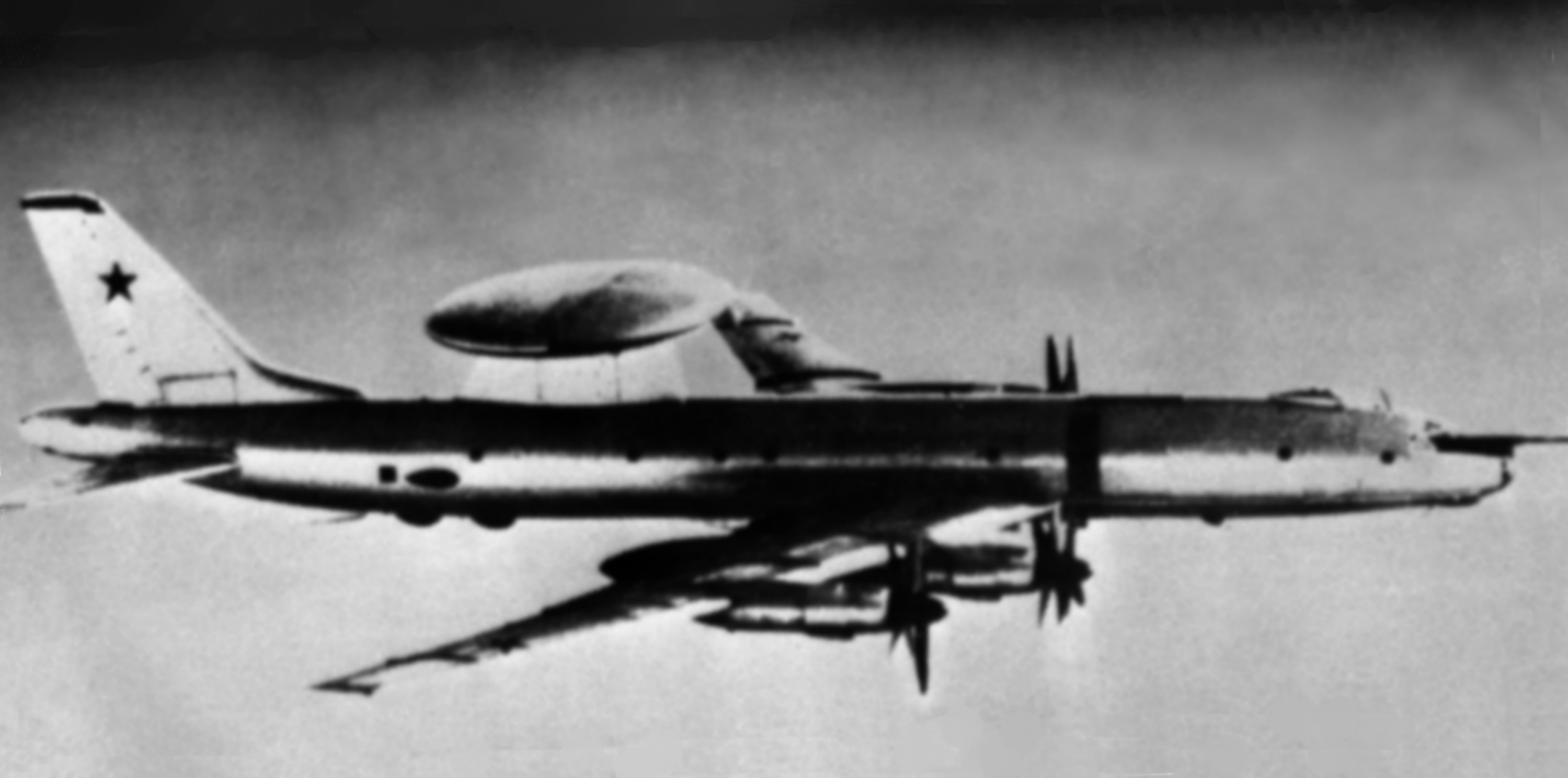 Tu-126 in volo, 1977