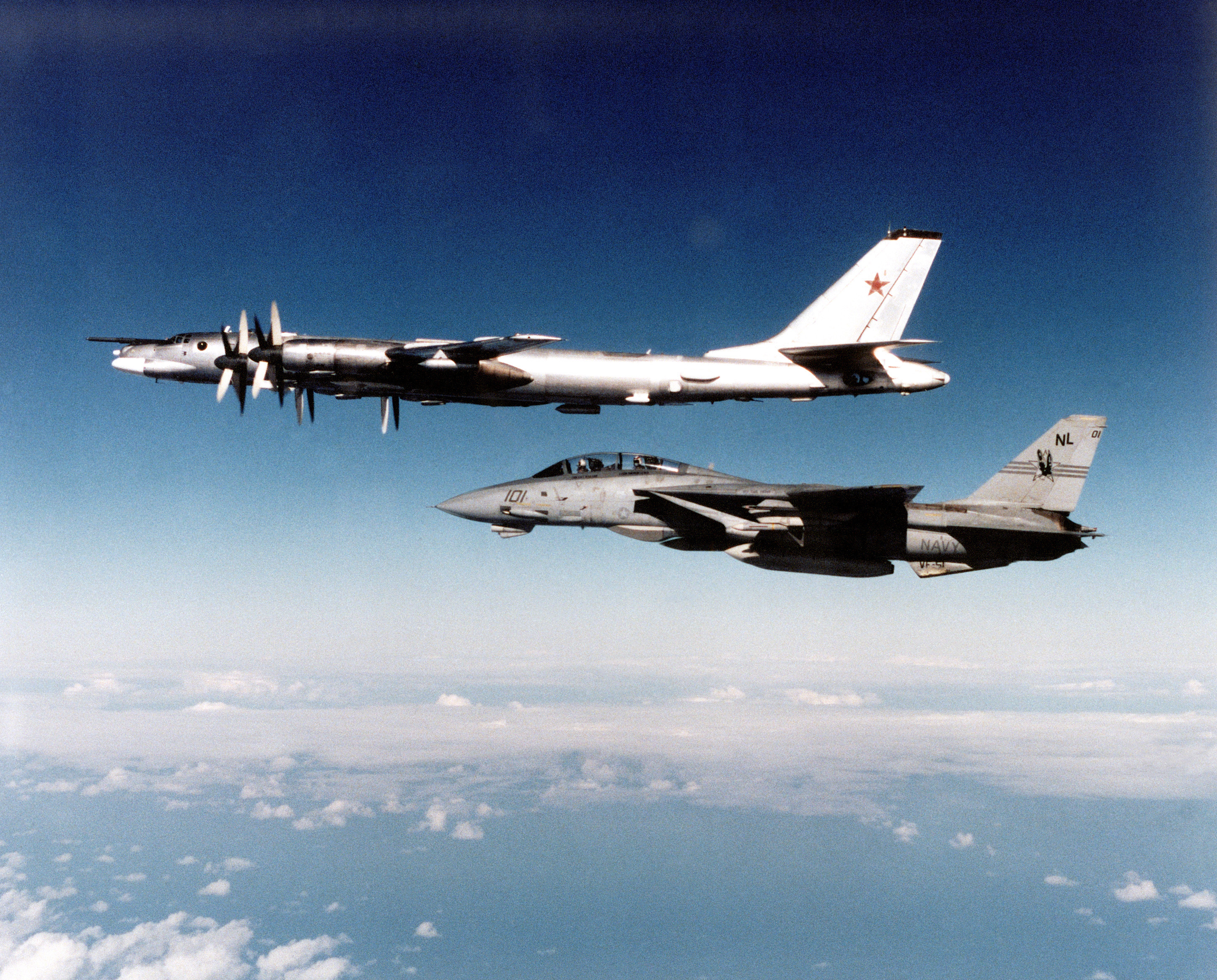 Tu-95K-22 Bear-G intercettato da un F-14A Tomcat del VF-51 (19 aprile 1991)