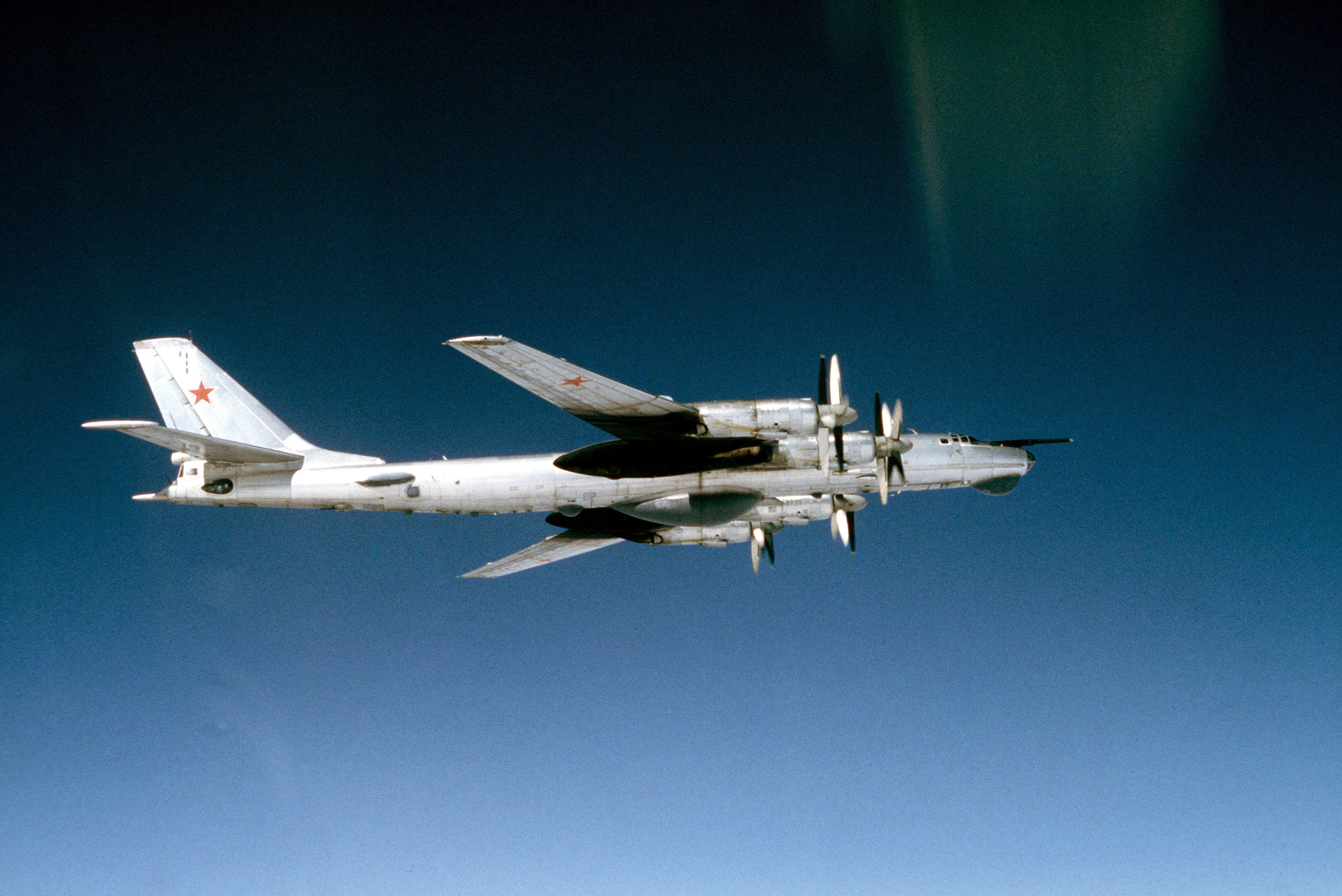 Tu-95R Ts "Bear D" in volo, con il radome ventrale da ricognizione