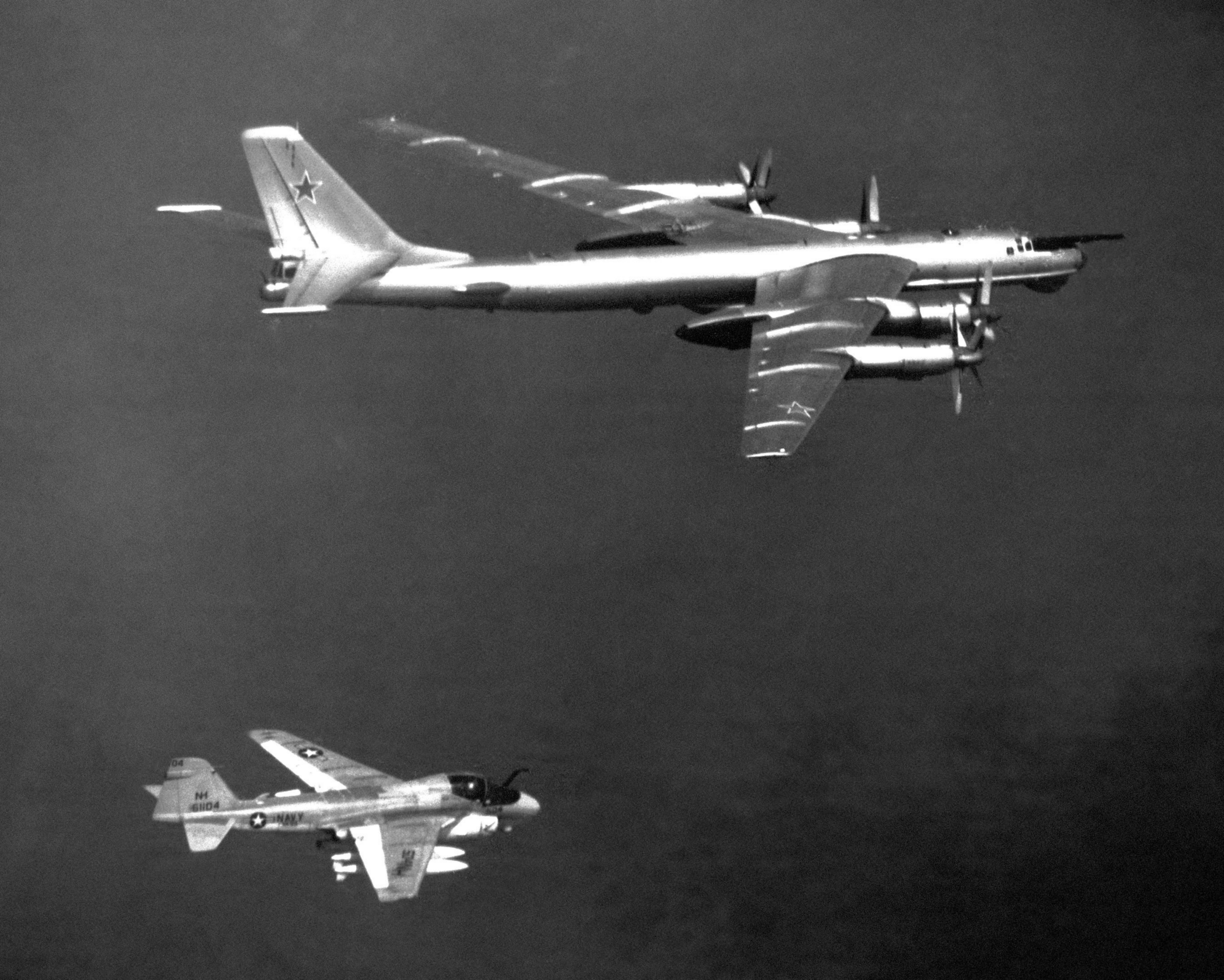 Tu-95R Ts scortato da un A-6E del VA-95, 1982