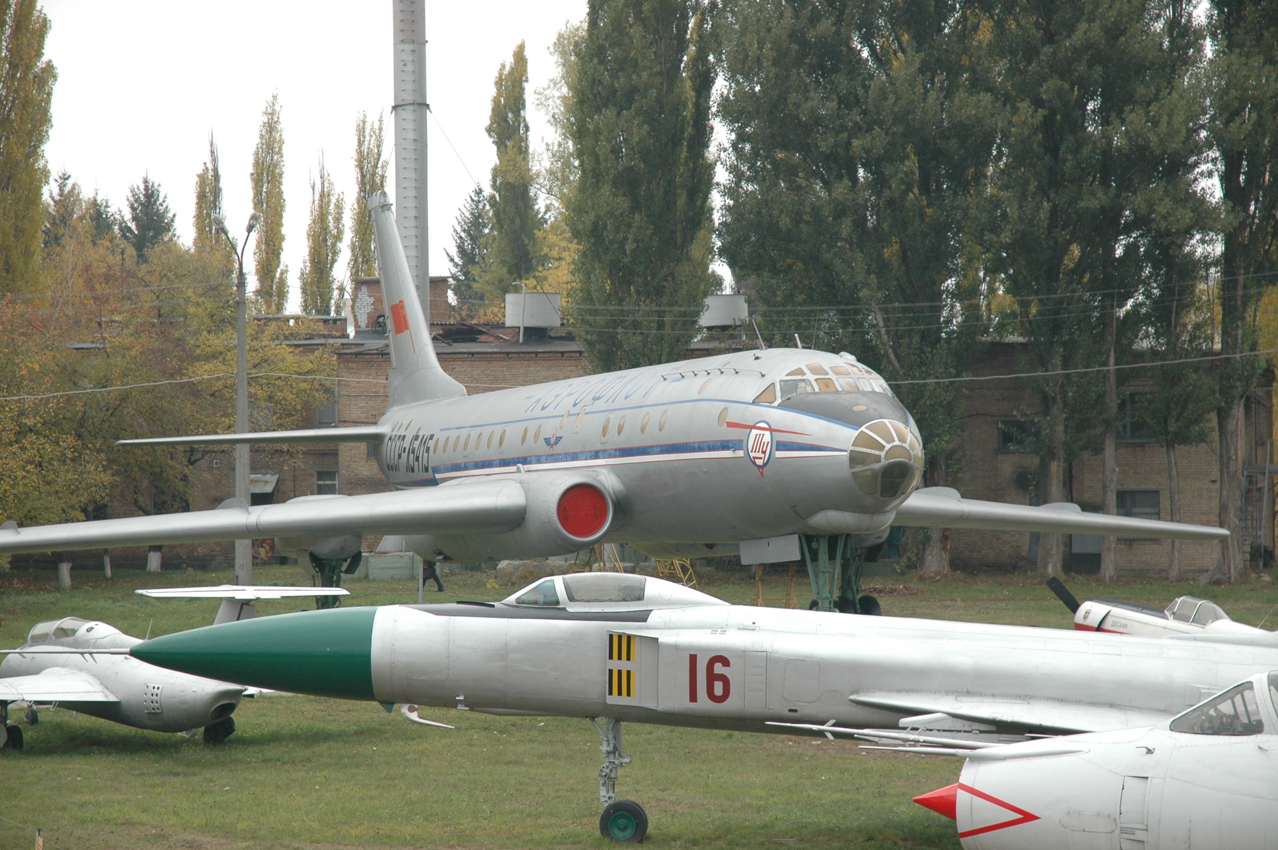 Tupolev Tu-104 en el Museo Estatal de Aviación de Ucrania, Kiev, 2009