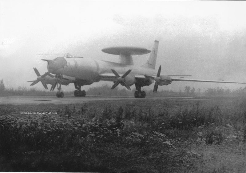 Tupolev Tu-126 nel parcheggio, Zokniai, Šiauliai, RSS lituana