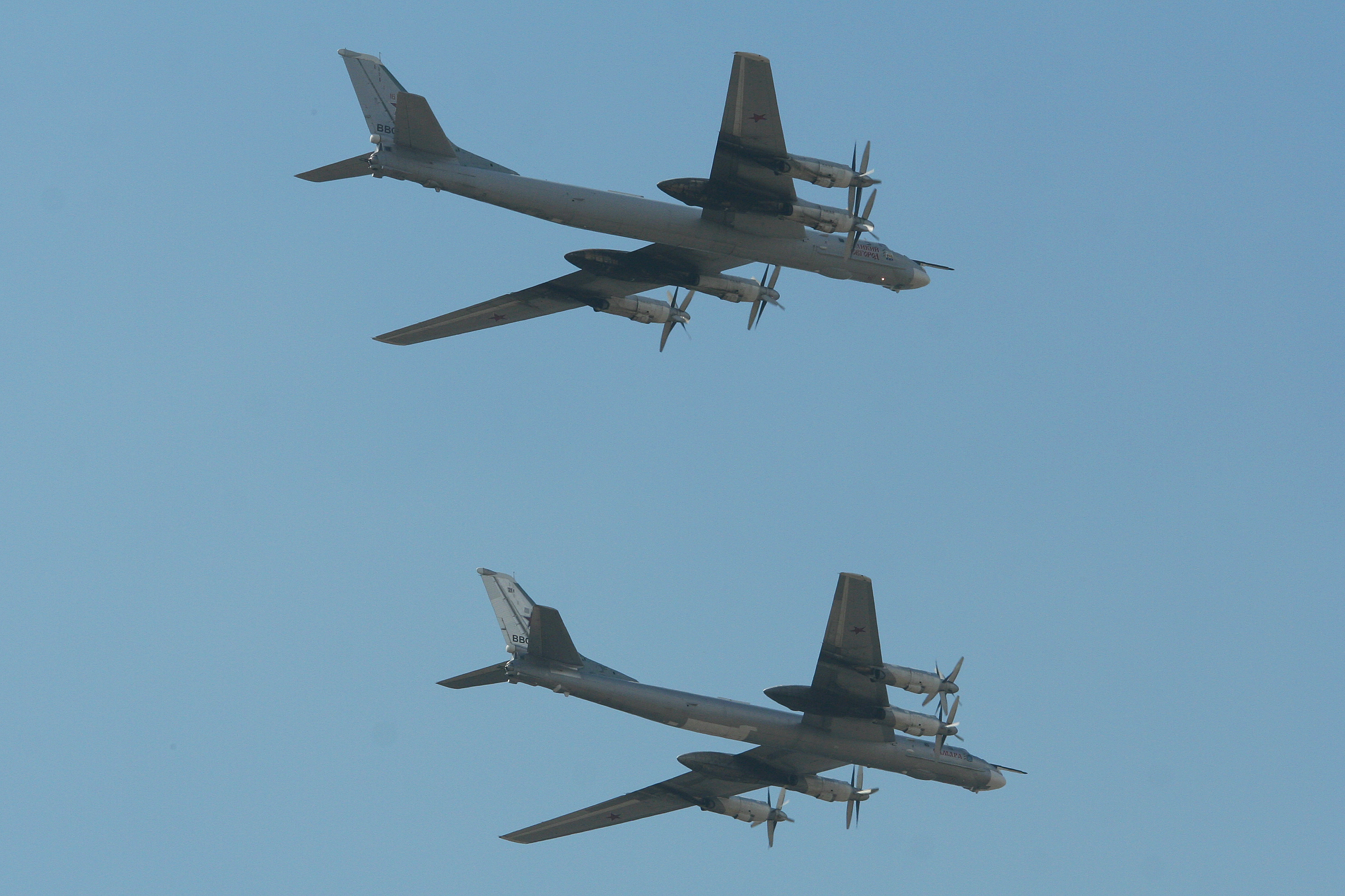 Tupolev Tu-95MS Bear H RF-94124 16 red und RF-94121 21 red