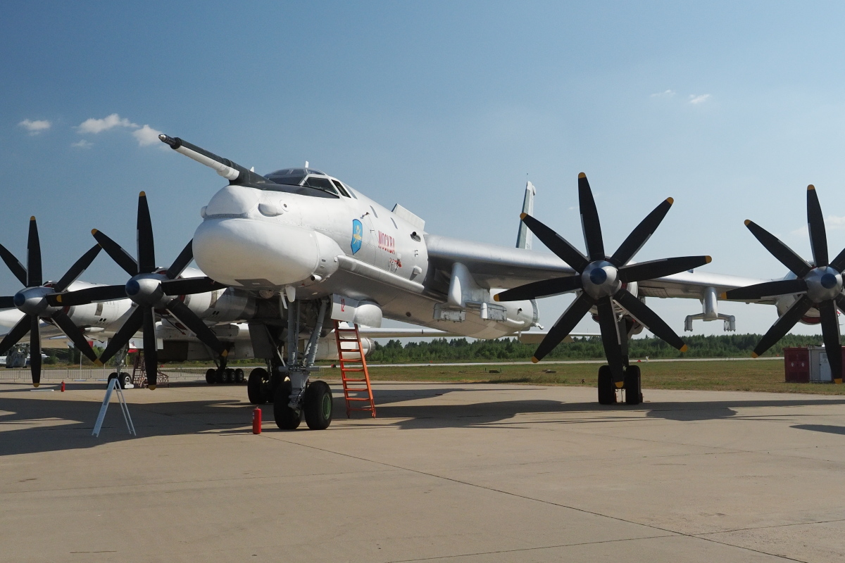 Tupolev Tu-95MS RF-94126 "12 vermelho" na ARMY-2022