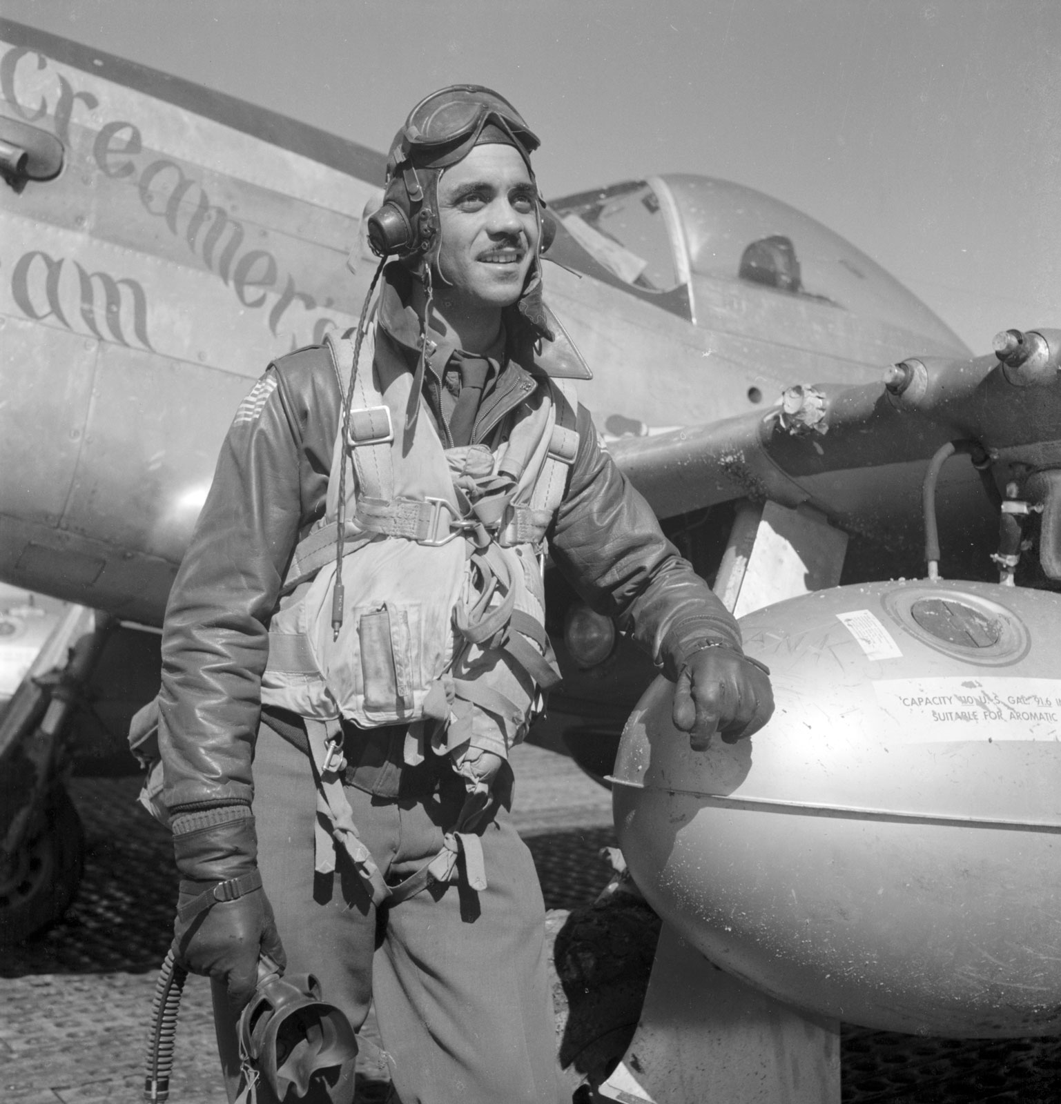 Der Tuskegee-Pilot Edward Gleed mit seiner P-51