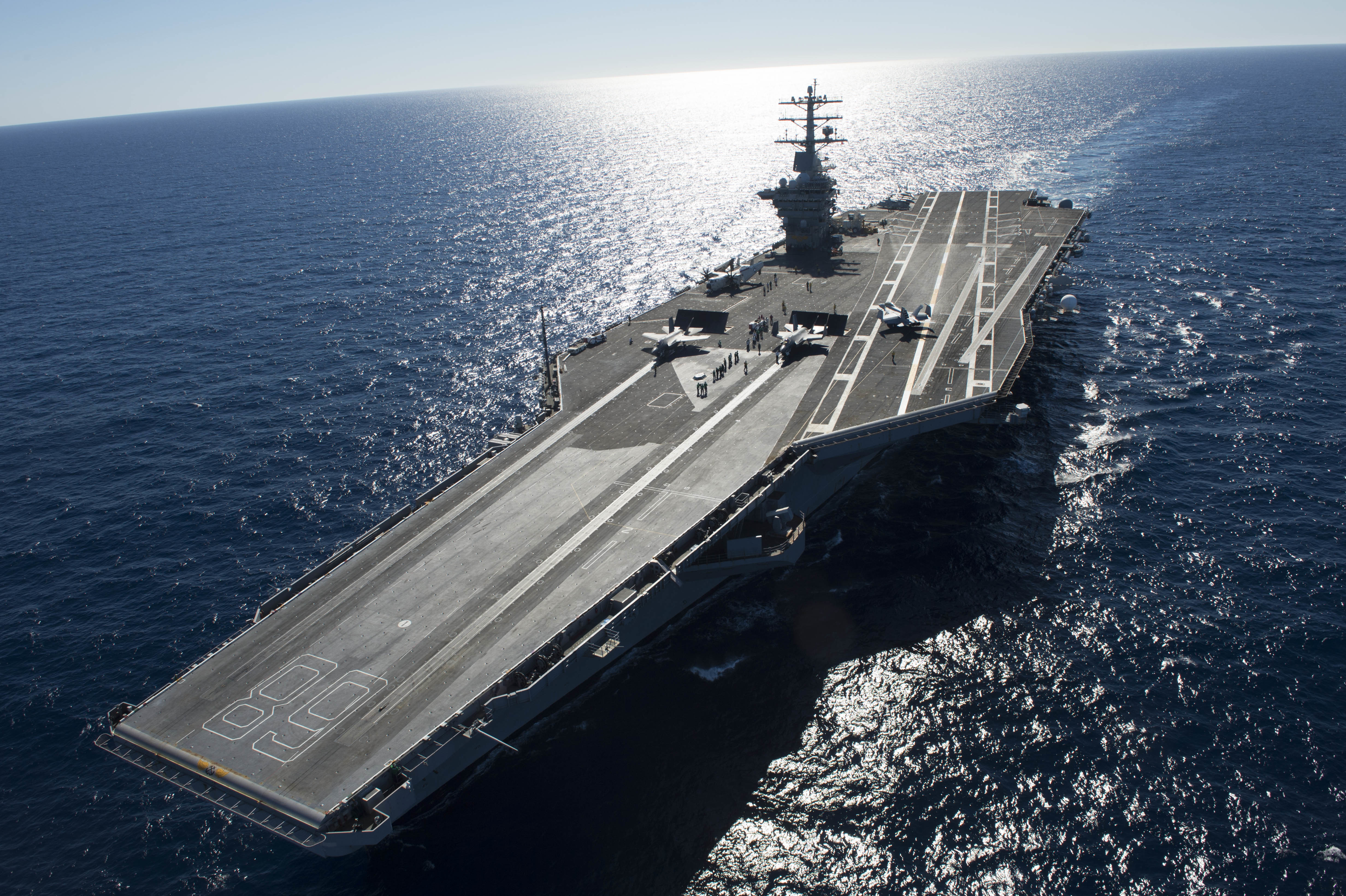 Due caccia da attacco congiunto F-35C Lightning II, variante imbarcata, effettuano i primi lanci con catapulta a bordo della portaerei USS N