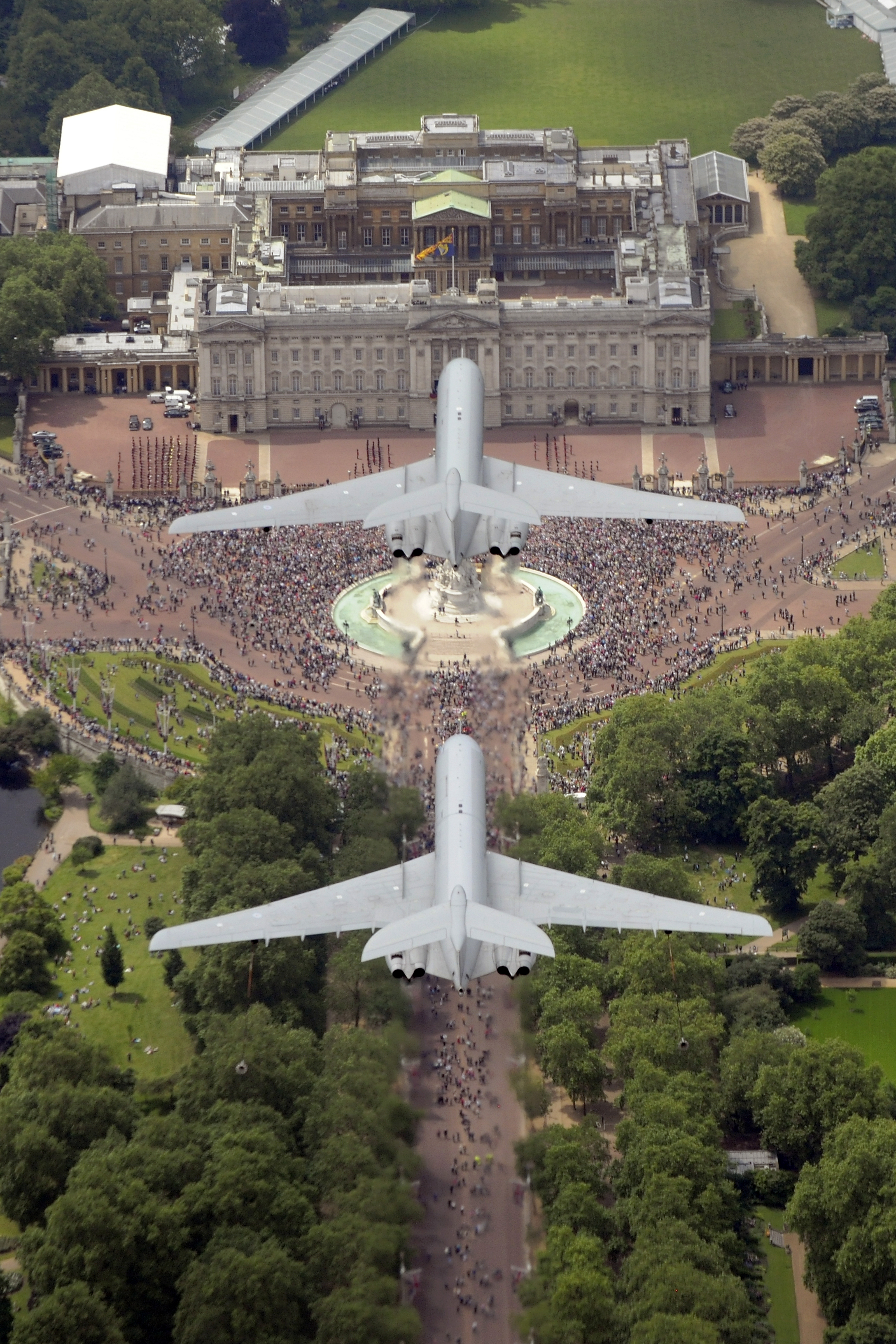 Due VC10 cisterna e da trasporto della RAF su Buckingham Palace durante il sorvolo per il compleanno della regina