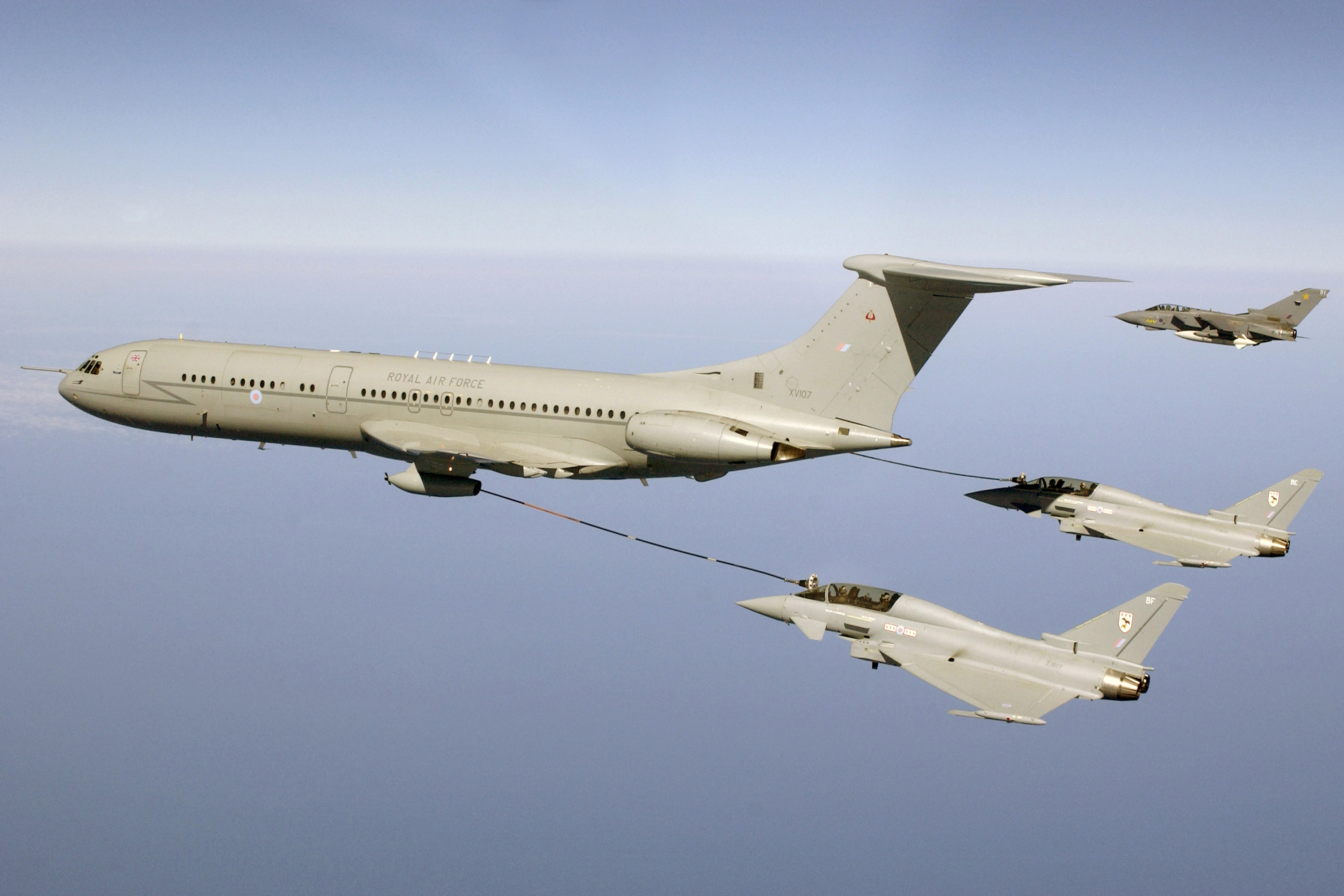 Due caccia Typhoon T3 in rifornimento da un VC10 C1K con un Tornado GR4 in attesa dietro