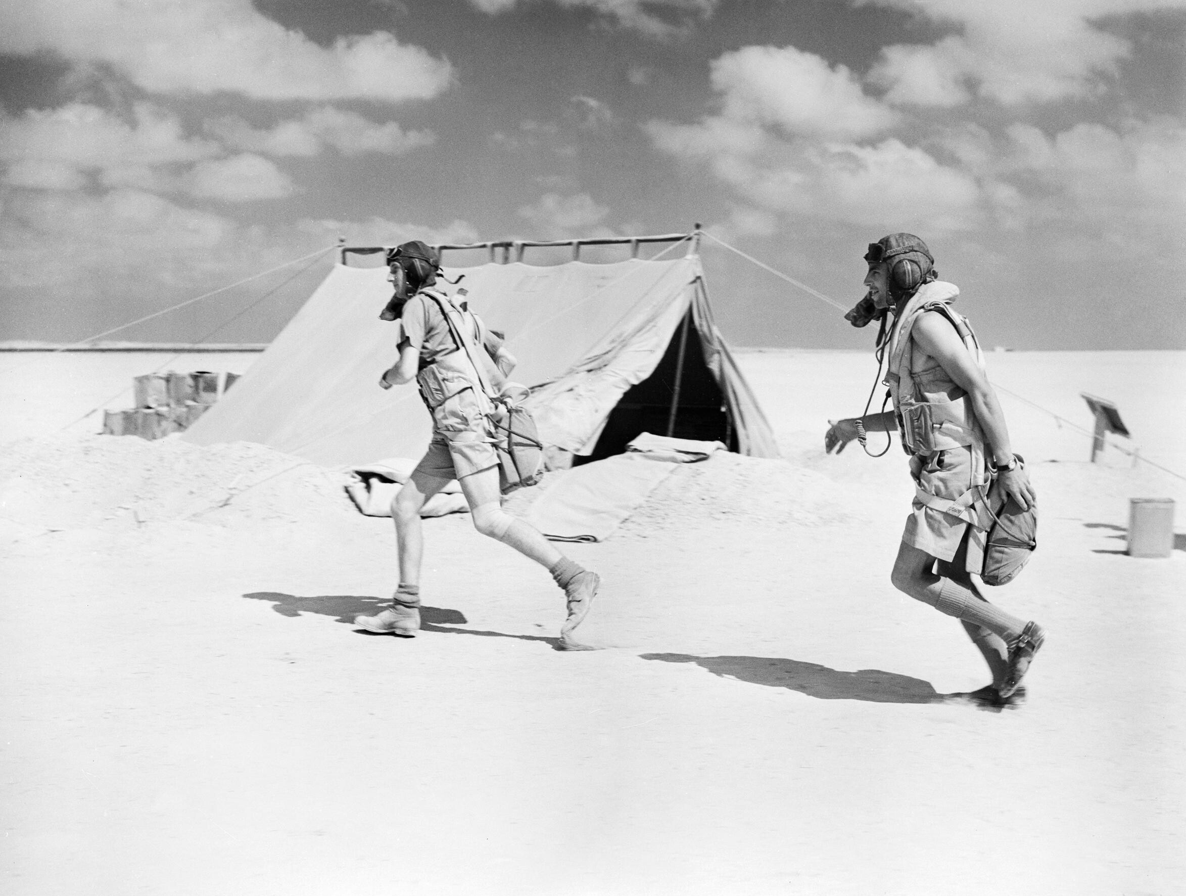 Zwei Piloten der No. 274 Squadron rennen bei einer Alarmstart-Übung in El Amriya, Ägypten, im Oktober 1940 zu ihren Flugzeugen. CM130