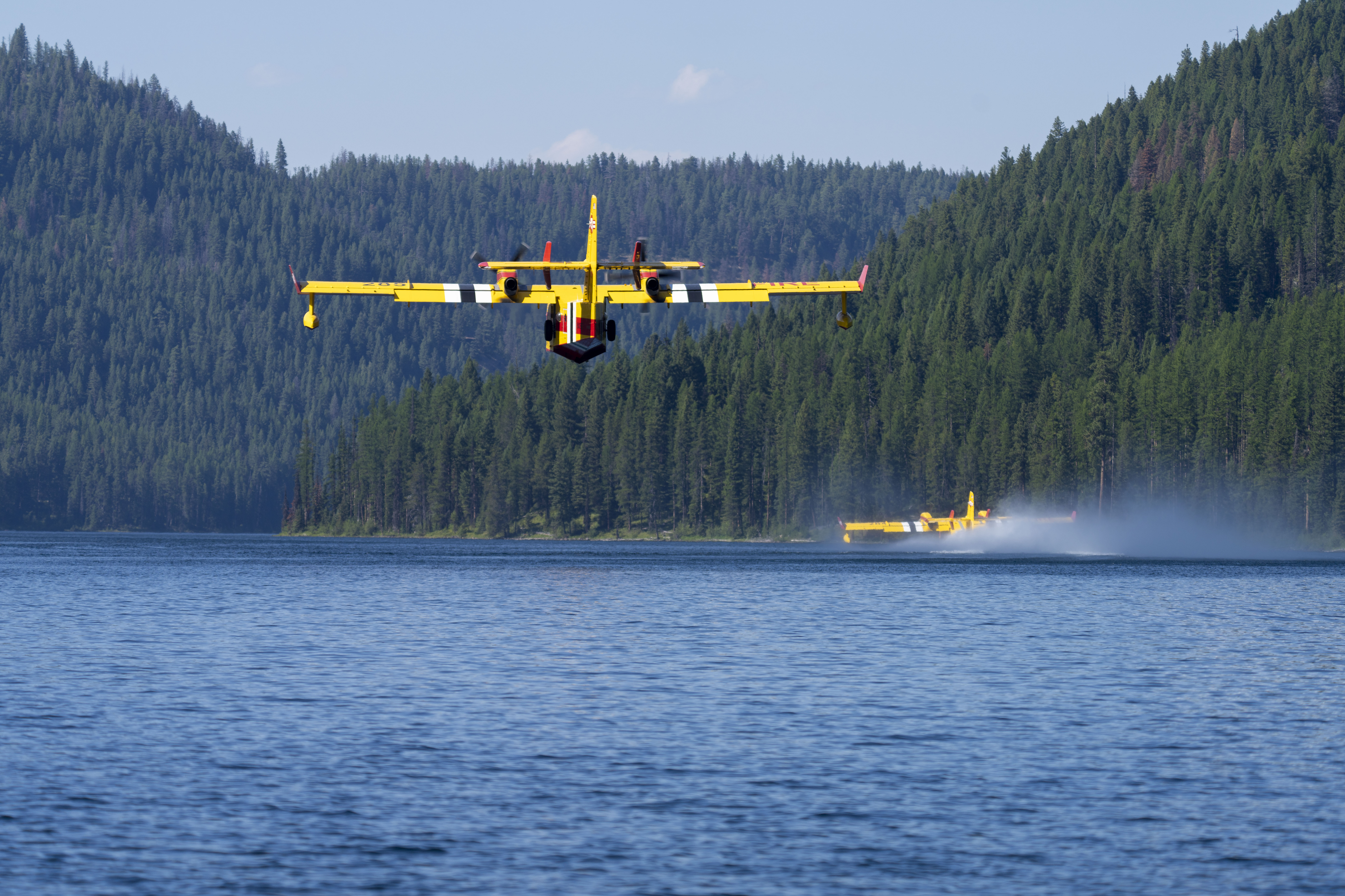 Dos Super Scooper repostando agua en un lago