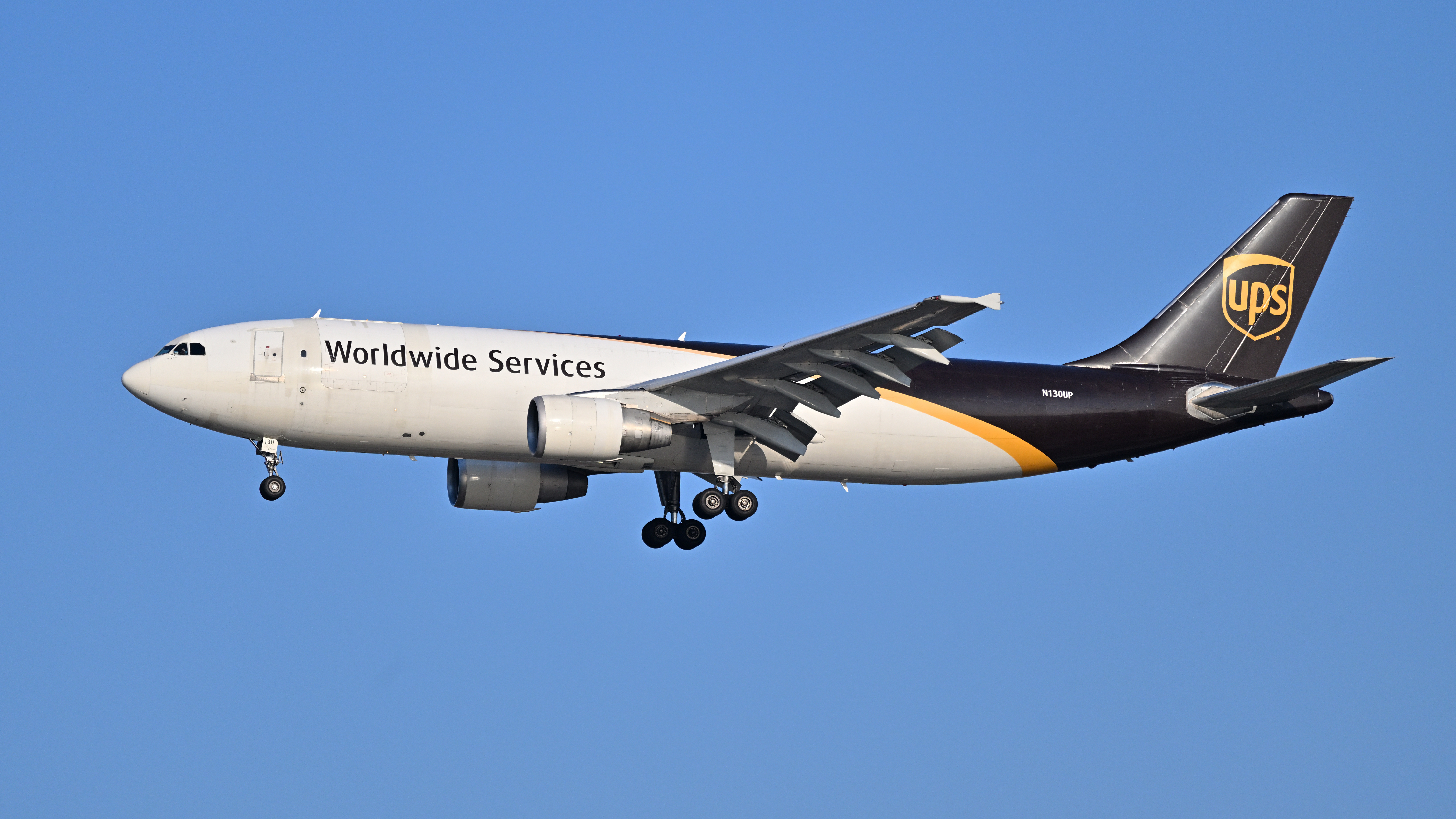 UPS Airbus A300 N130UP on final approach to Boston July 2026 01