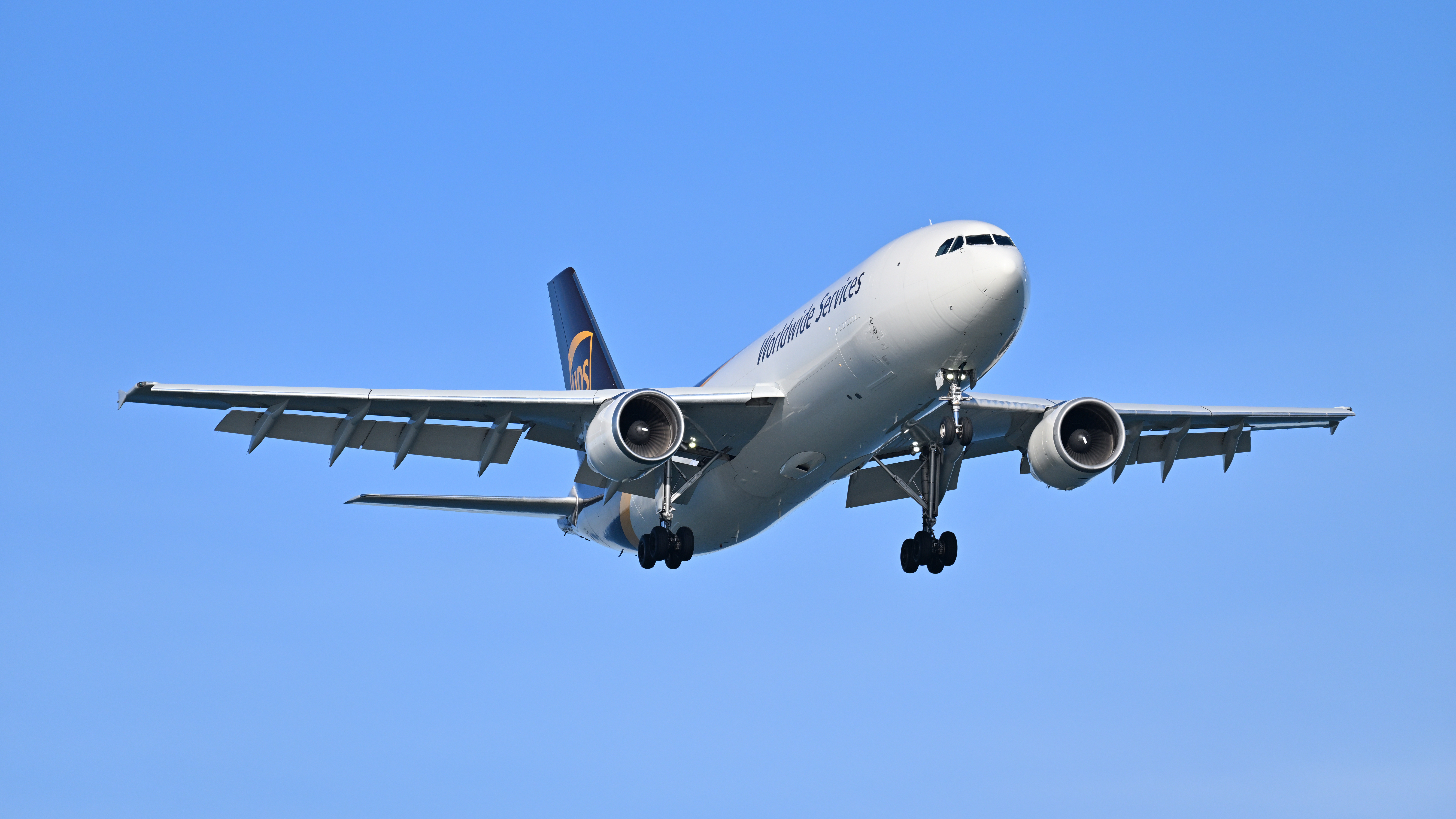 UPS Airbus A300 N146UP on final approach to Boston June 2026 1