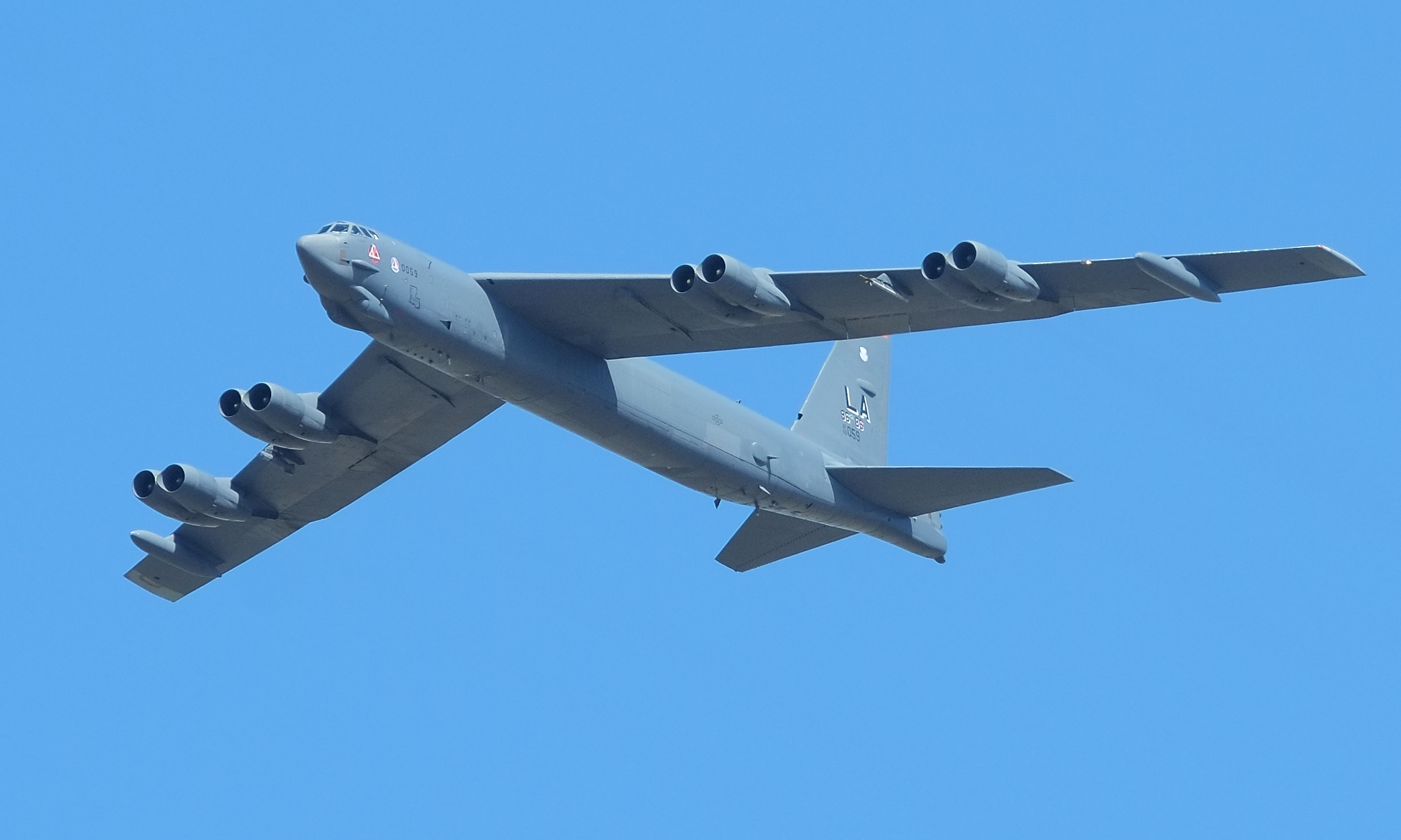 Boeing B-52 Stratofortress dell'USAF in volo nel cielo azzurro