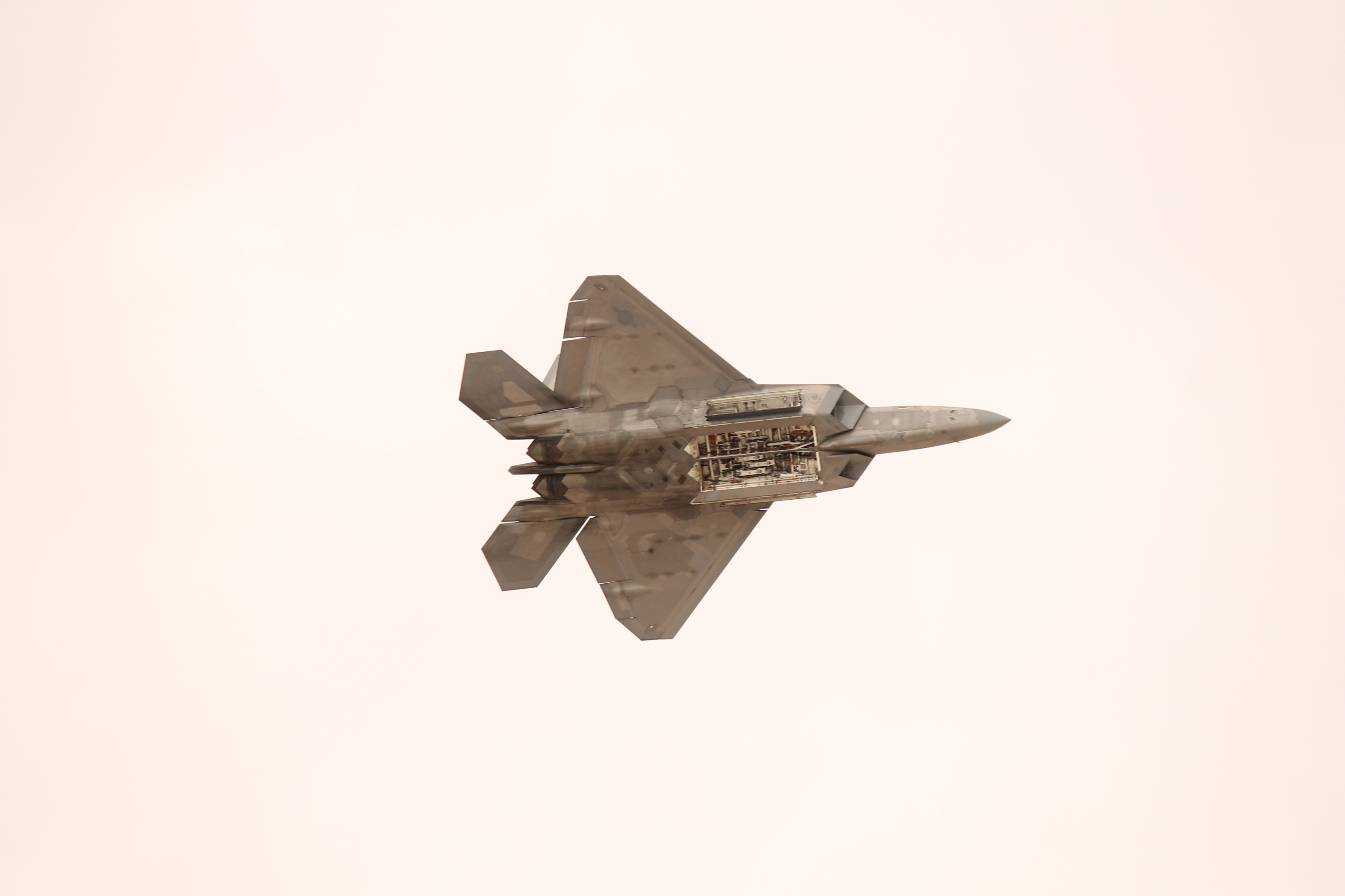 F-22A Raptor della USAF con vano armi aperto
