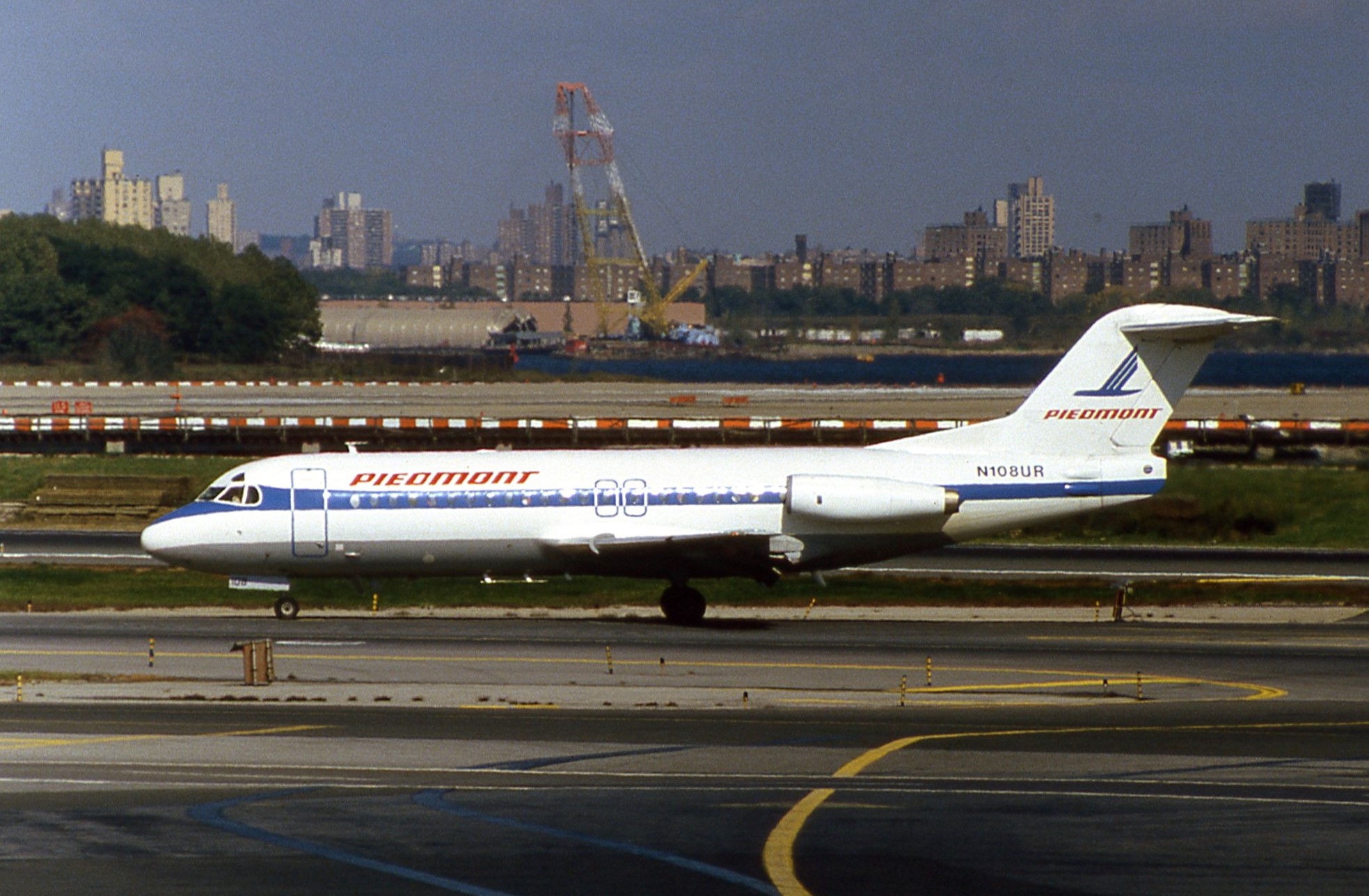 US Air Fokker F28 N108UR, La Guardia 1986