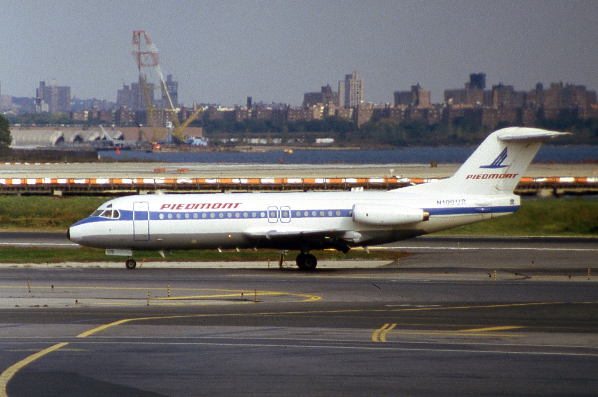 US Air Fokker F28 N109UR, La Guardia 1986