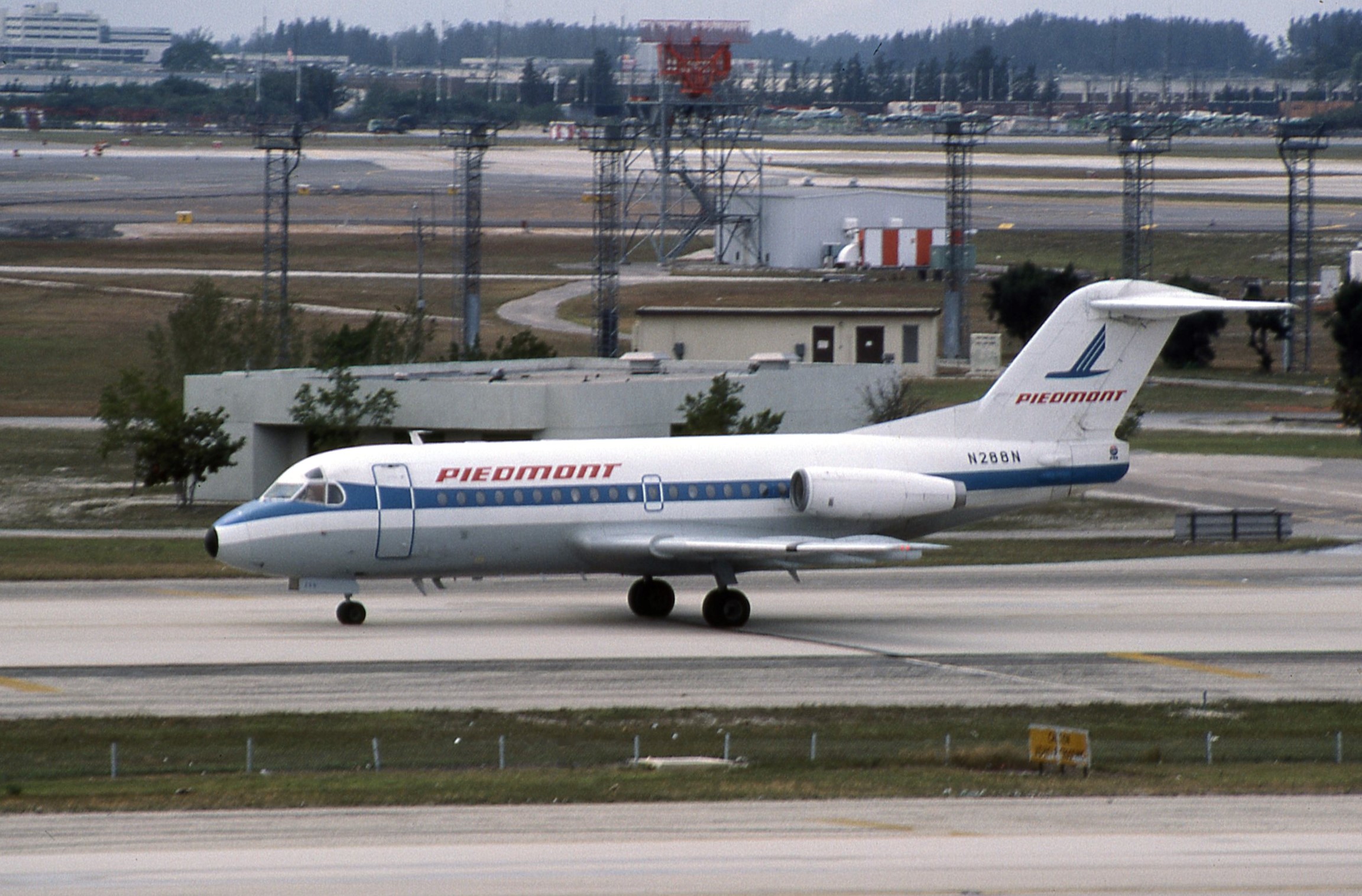 US Air Fokker F28 N288N, Miami 1988