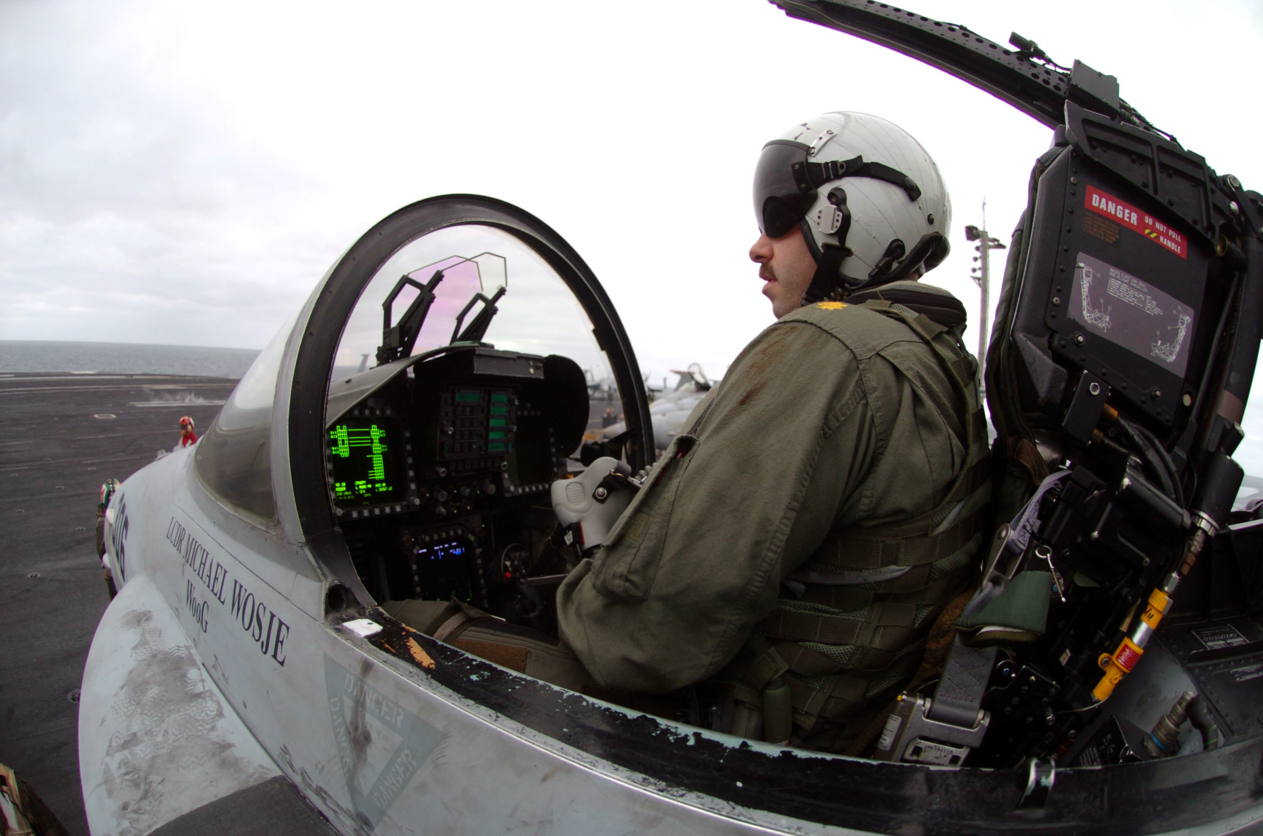 US Navy 040406 N-6213R 338 : le capitaine de corvette James Logsdon, de Roanoke Rapids (Caroline du Nord), s'attache dans le cockpit d'un F/A-18C Hornet